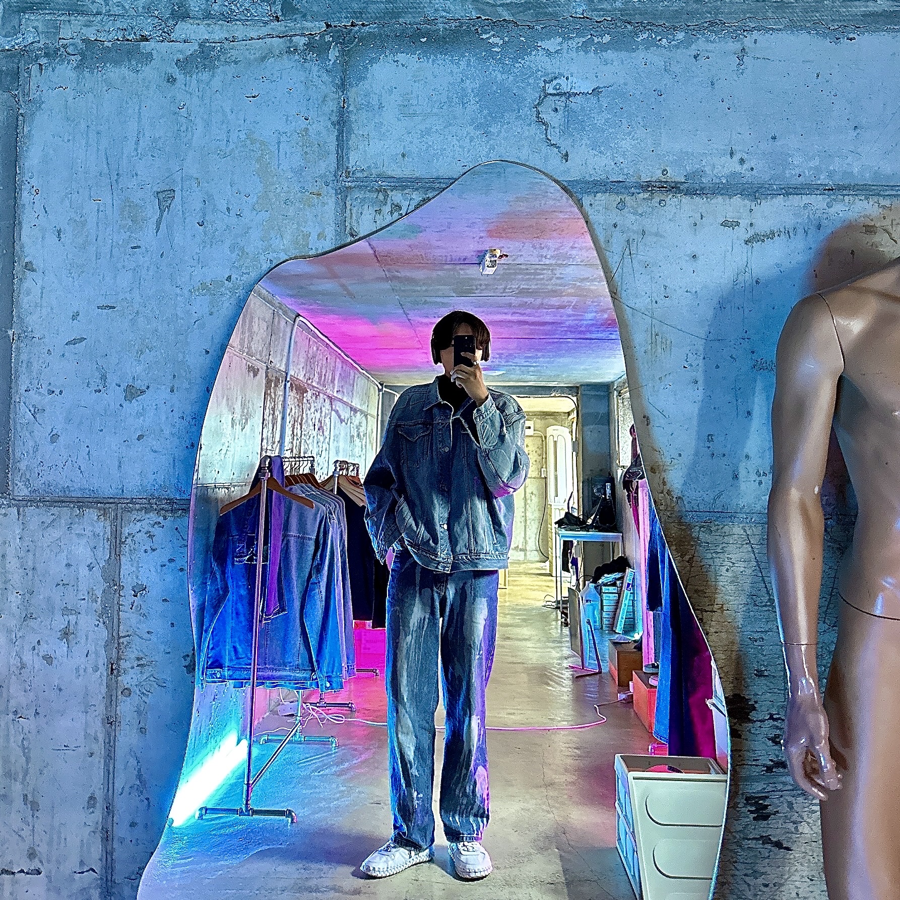 Yeezy Gap Engineered By Balenciaga Padded Denim Jacket Blue, Nike x Jacquemus J Force 1 Low LX SP White 착용 스타일 - 3