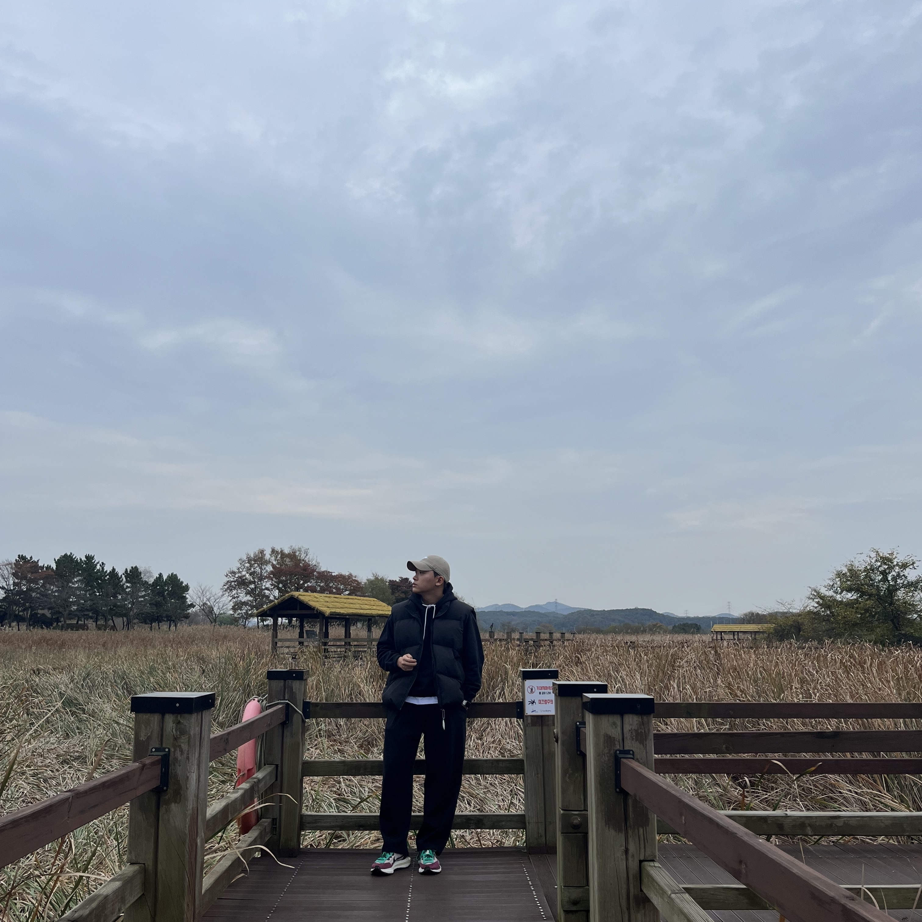 Nike x Sacai VaporWaffle String & Black Villain Red, Nike NRG Solo Swoosh Fleece Hoodie Black White - Asia 착용 스타일 - 2