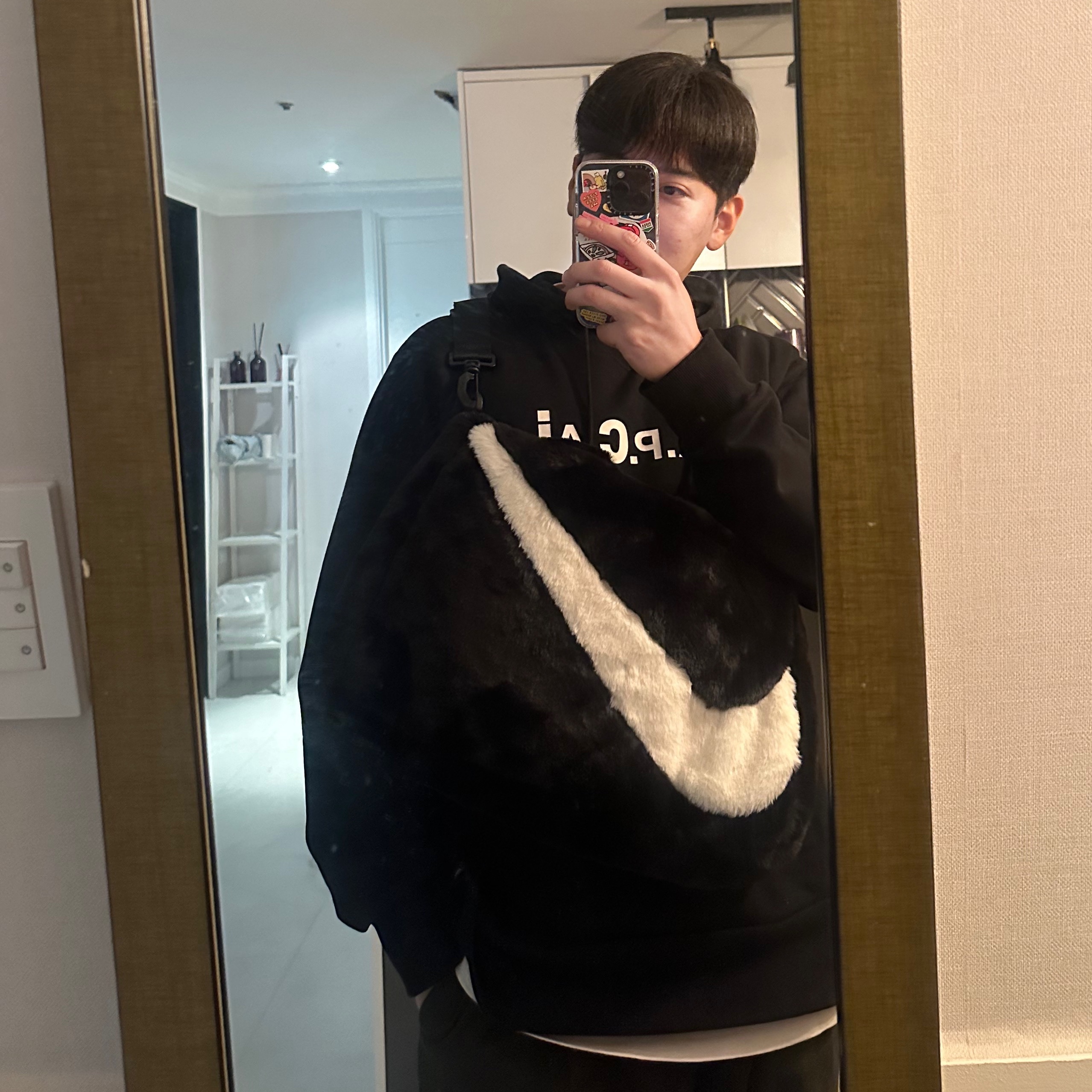 Nike NSW Faux Fur Tote Bag Black 착용 스타일