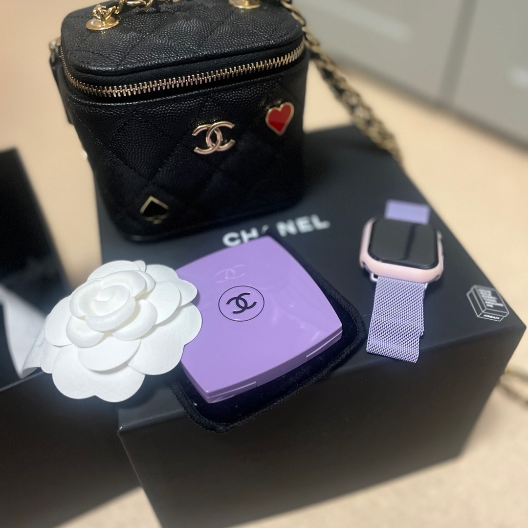 Chanel Codes Couleur Limited Edition Miroir Double Facettes 135 Immortelle, Chanel Small Vanity with Chain & Grained Calfskin Gold Black 착용 스타일