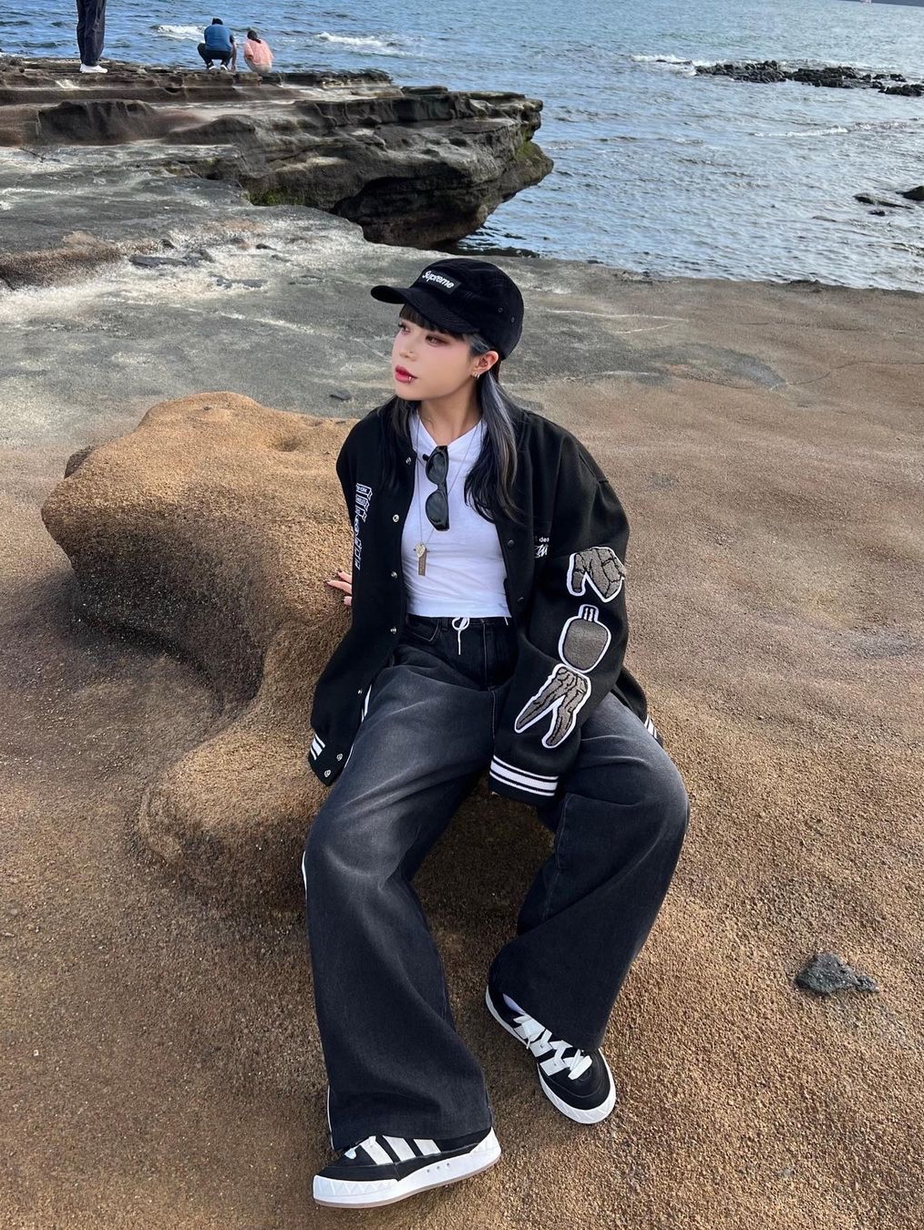 Supreme x The North Face Snakeskin Packable Reversible Crusher Black - 18SS, Supreme Gore-Tex Corduroy Classic Logo 6-Panel Black - 21FW 착용 스타일 - 2