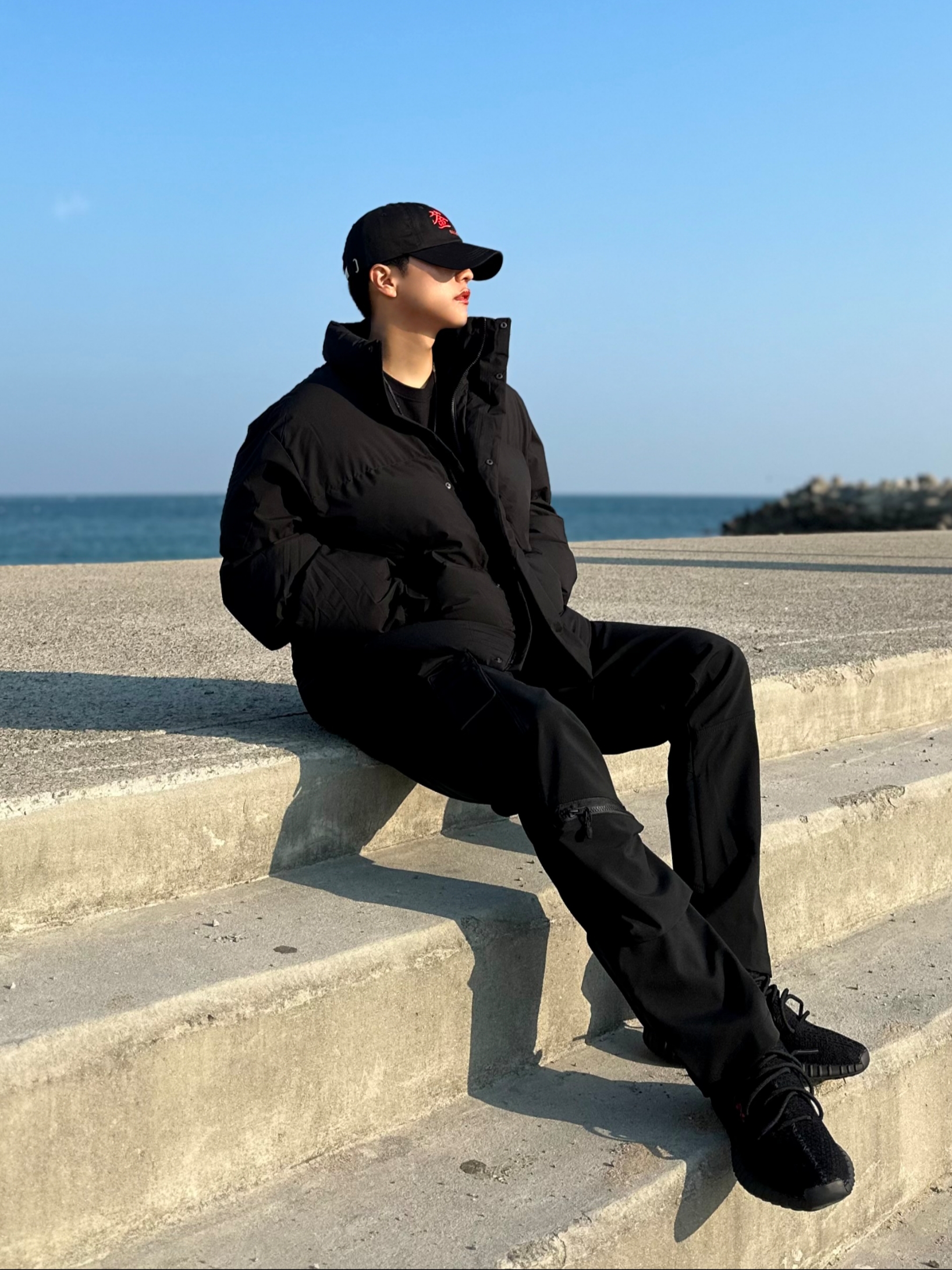 Adidas Yeezy Boost 350 V2 Black Red 2020 착용 스타일 - 2