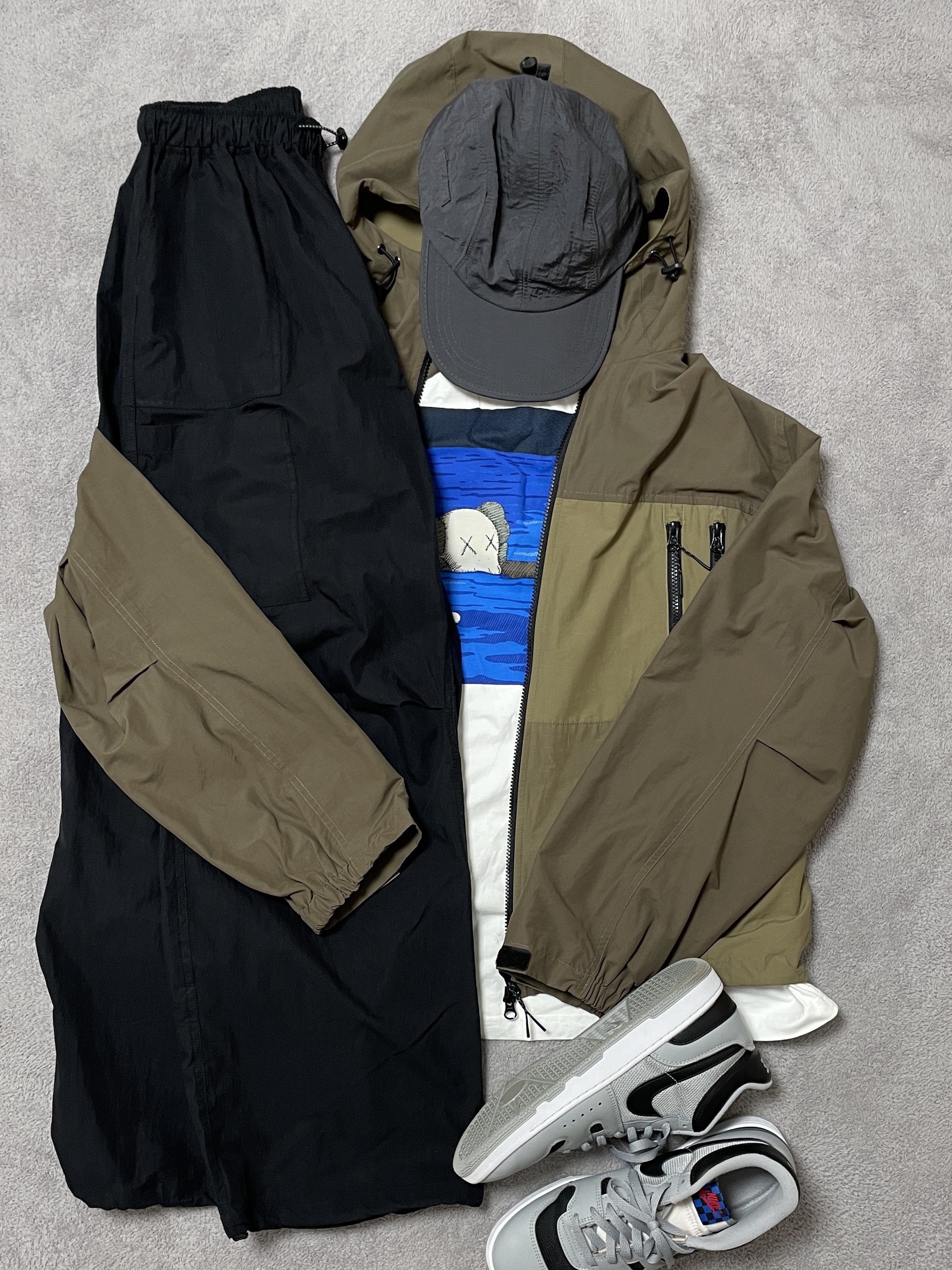 Nike Mac Attack QS SP Light Smoke Grey, Uniqlo UT x Kaws Short Sleeve Graphic T-Shirt White 착용 스타일 - 5