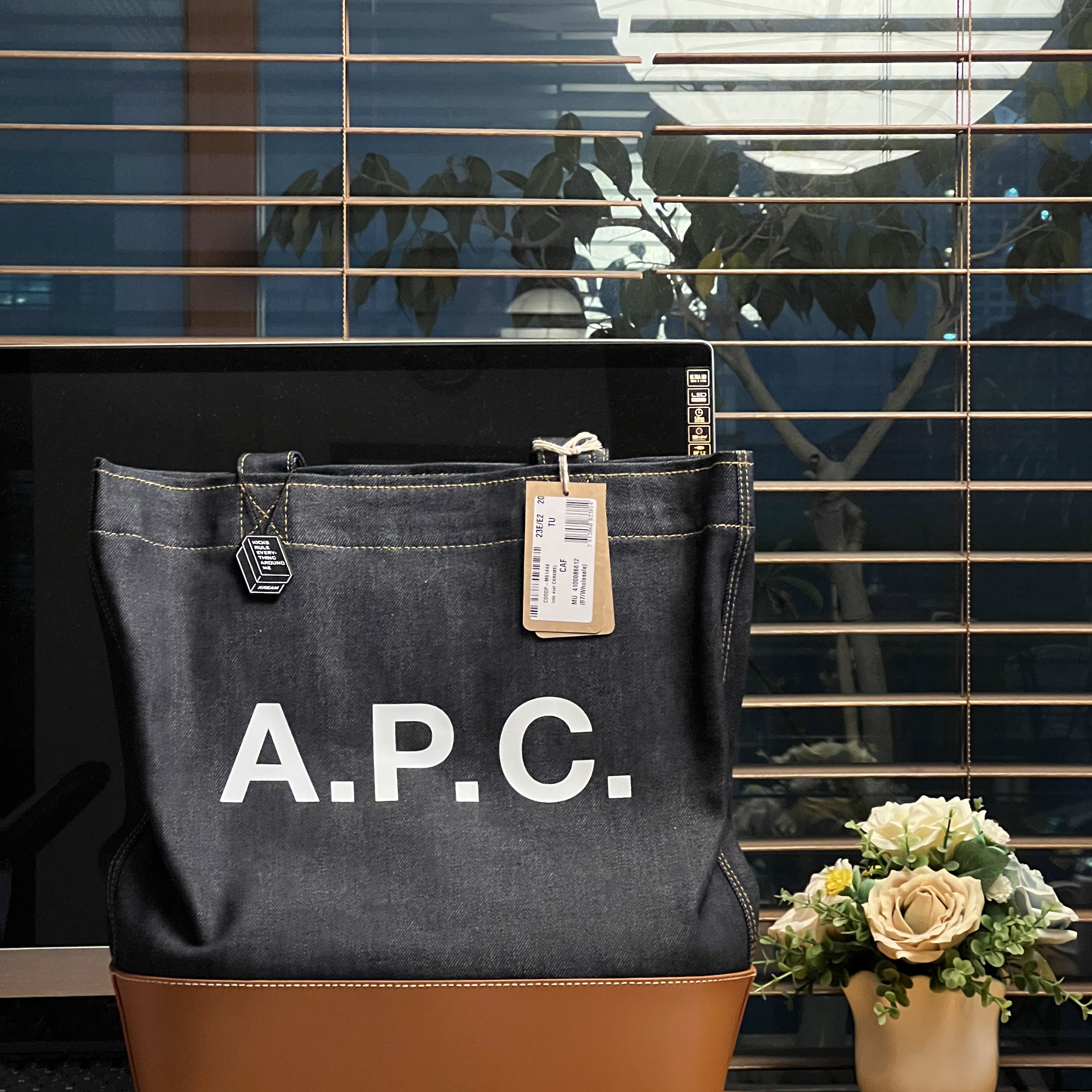 A.P.C. Axelle Tote Bag Denim Caramel 착용 스타일