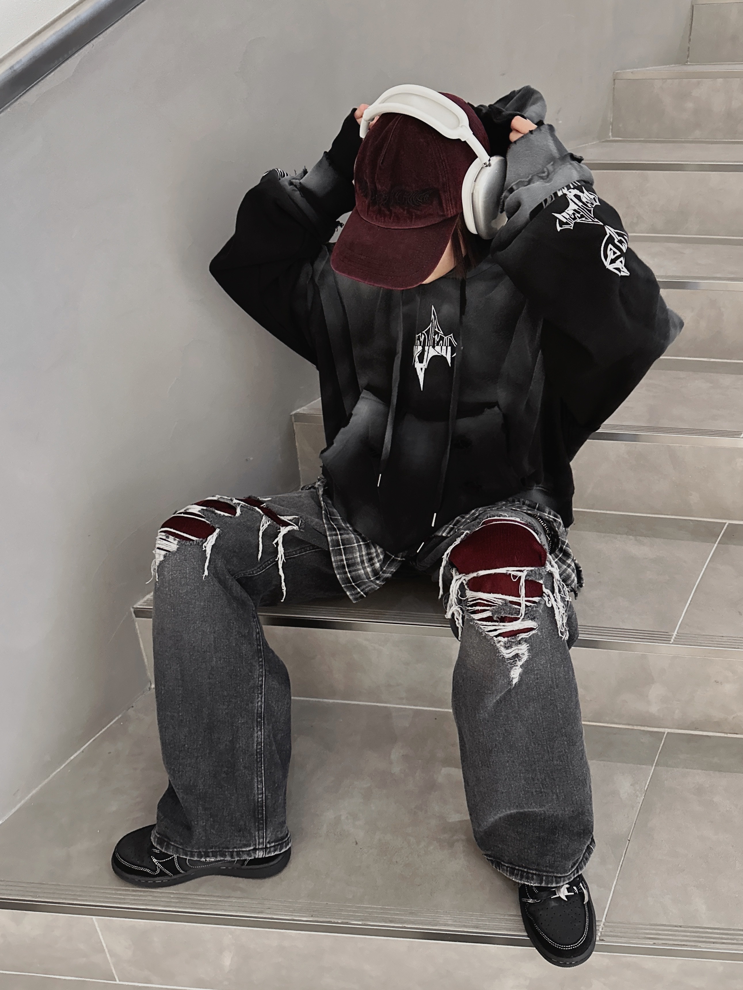 BLR Bluer Lives In The Rough Cap Red, Jordan 1 x Travis Scott Retro Low OG SP Black Phantom 착용 스타일 - 2