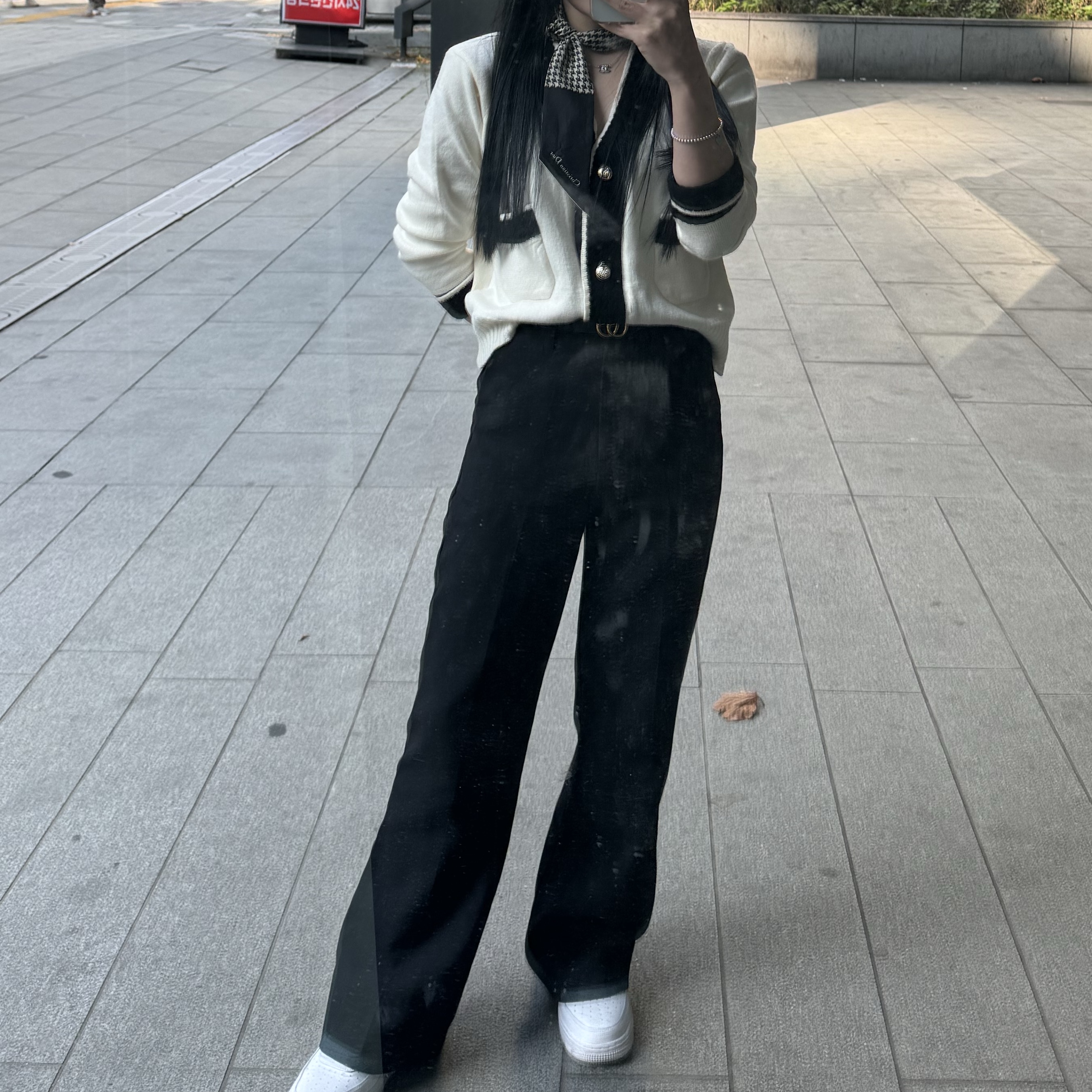 (W) Dior 30 Montaigne Mitzah Scarf Silk Twill Black White, Gucci Reversible Thin Belt with Double G Buckle Black Brown 착용 스타일 - 2