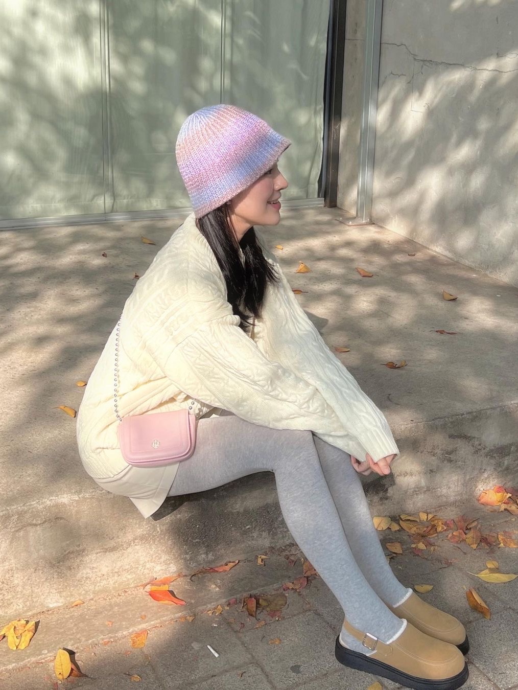 Heeari Women Poppy Chain Mini Bag Ivory, Heeari Women Poppy Chain Mini Bag Pink 착용 스타일