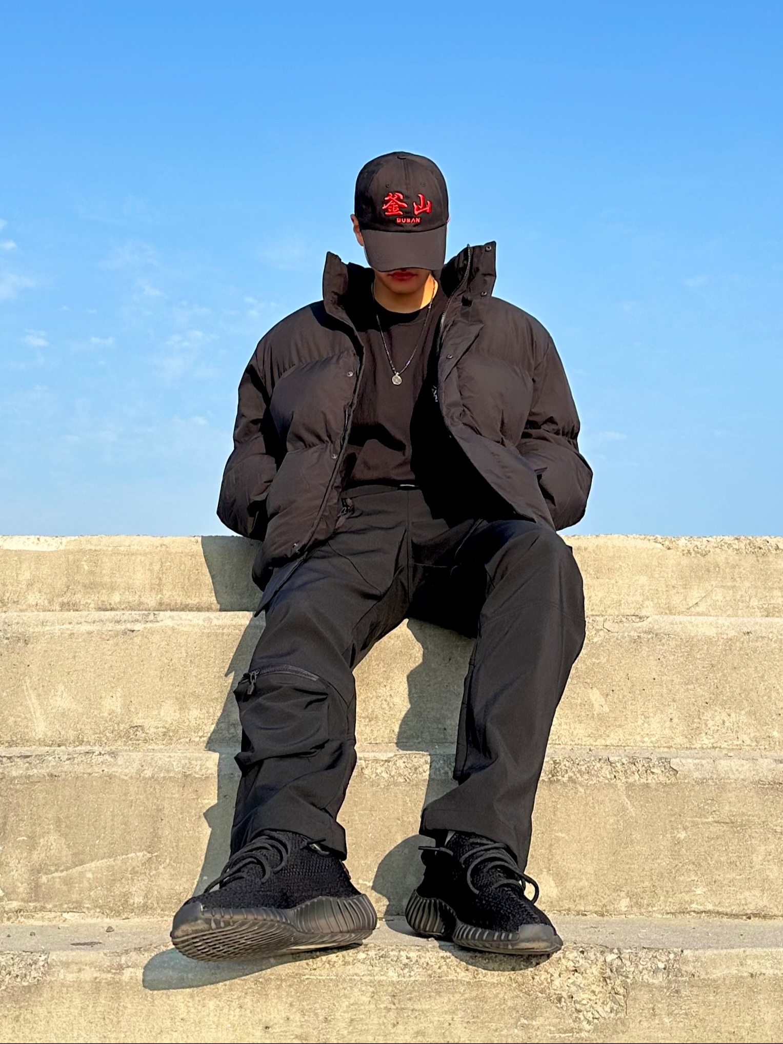 Adidas Yeezy Boost 350 V2 Black Red 2020 착용 스타일 - 1