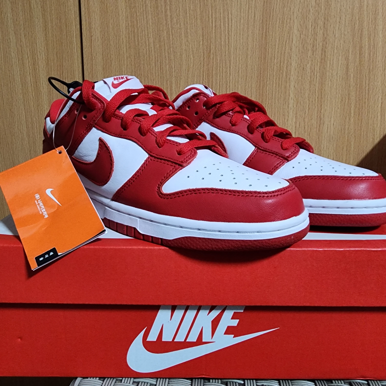 Nike Dunk Low SP White and University Red 2023 착용 스타일 - 2