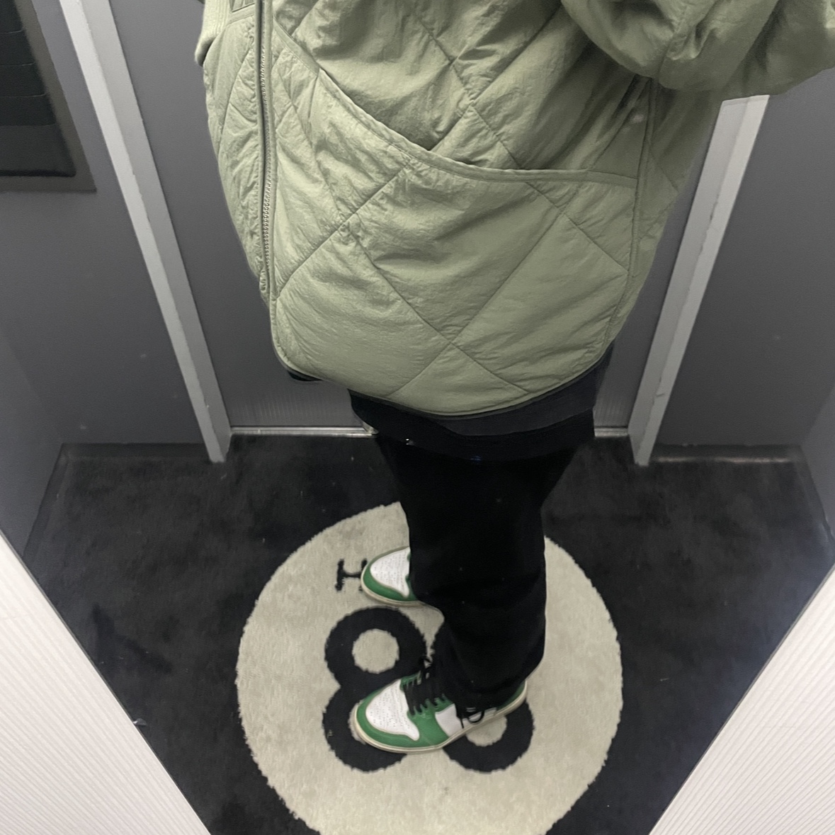 Jordan 1 Retro High OG Chicago 2022, Stussy Dice Quilted Liner Jacket Olive 착용 스타일 - 4