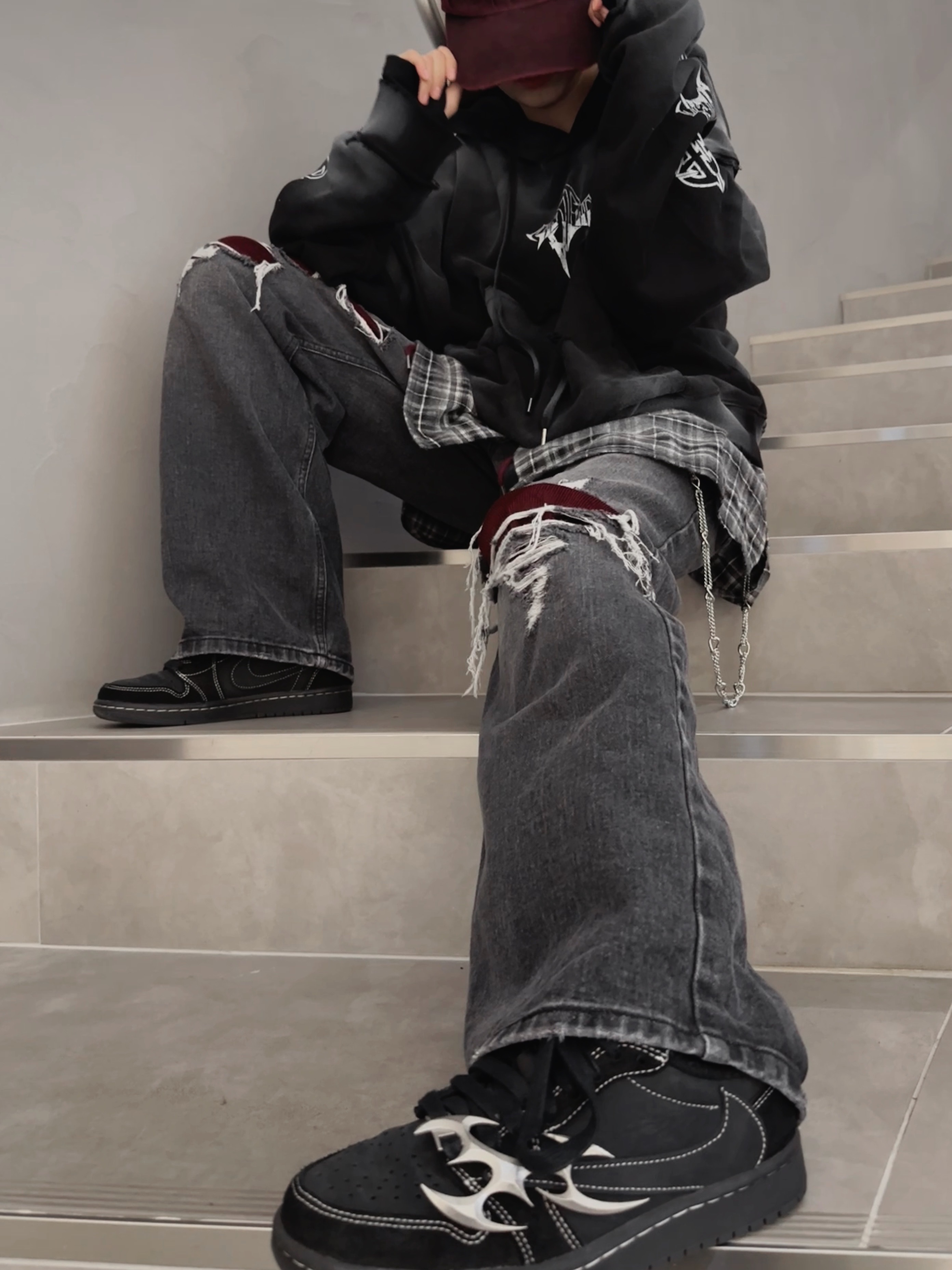 BLR Bluer Lives In The Rough Cap Red, Jordan 1 x Travis Scott Retro Low OG SP Black Phantom 착용 스타일 - 4