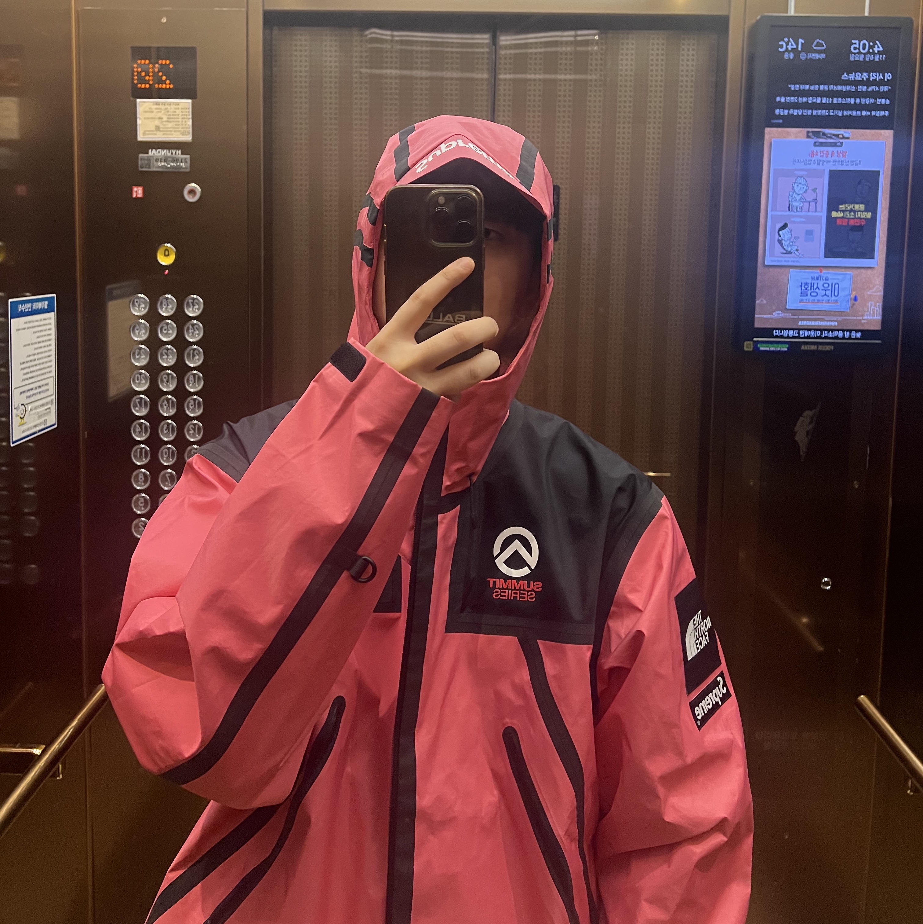 Supreme x The North Face Summit Series Outer Tape Seam Jacket Pink - 21SS 착용 스타일 - 1