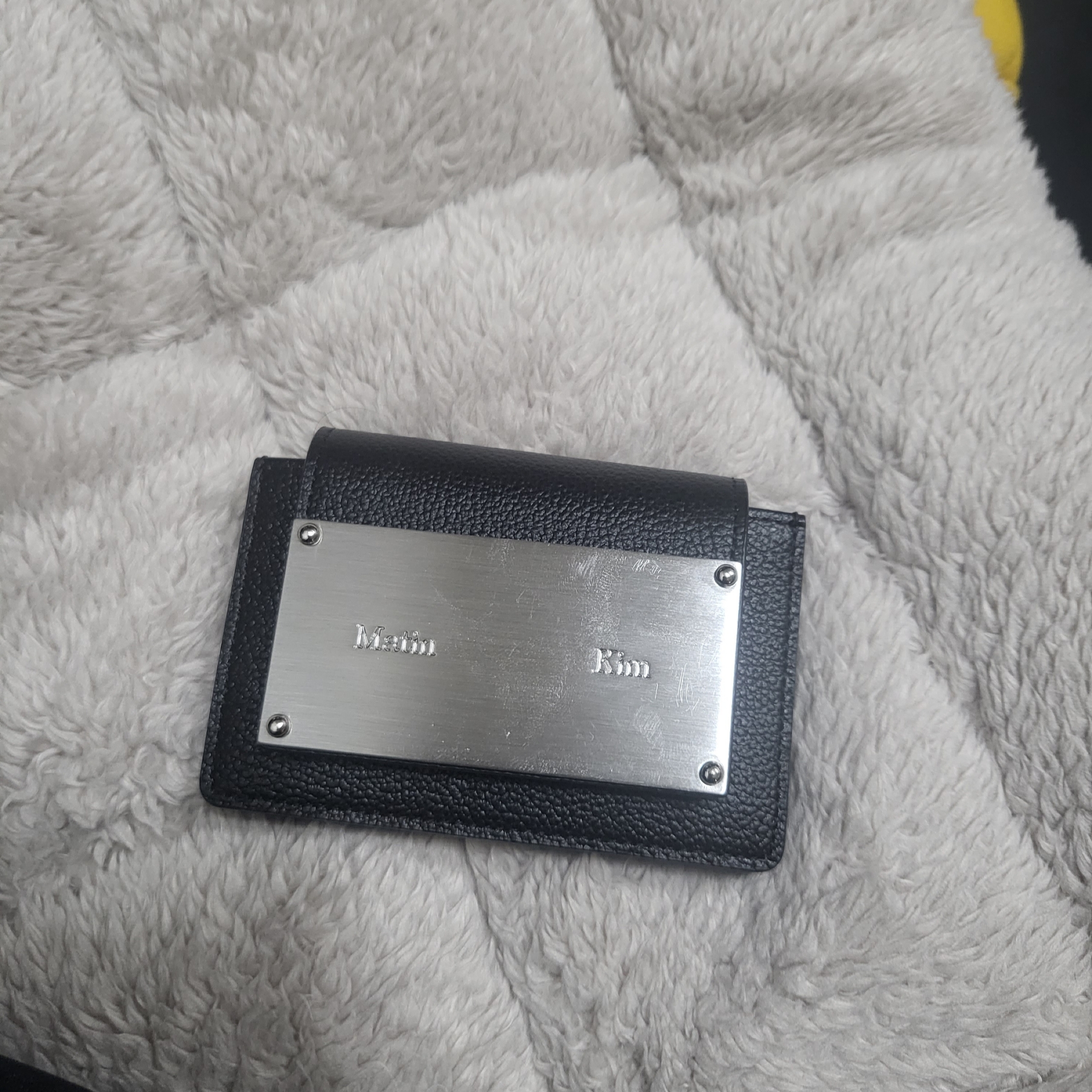 Matin Kim Accordion Wallet Black 착용 스타일