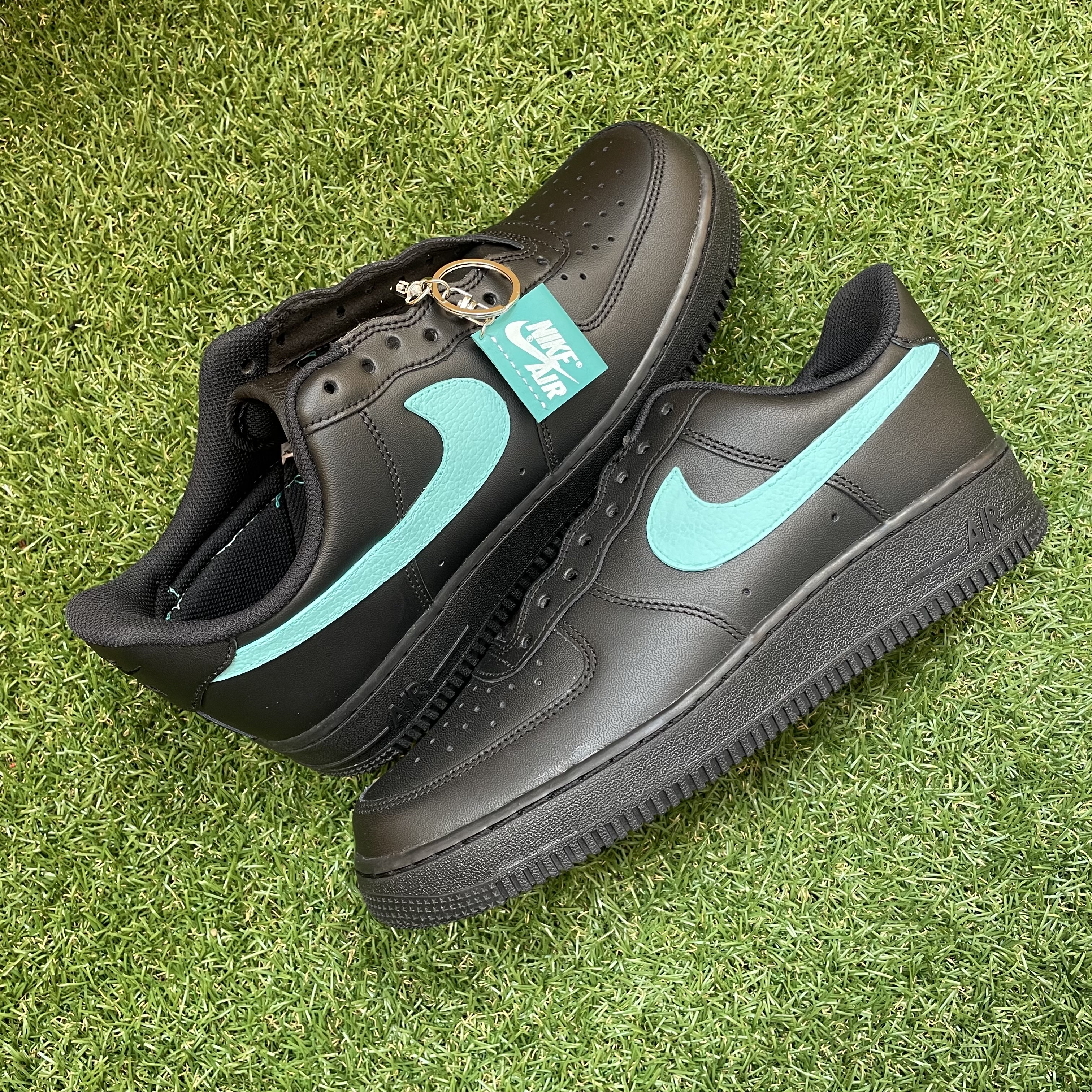 Nike Air Force 1 '07 Low Triple Black, Nike x Tiffany & Co. Air Force 1 Low SP 1837 착용 스타일 - 1