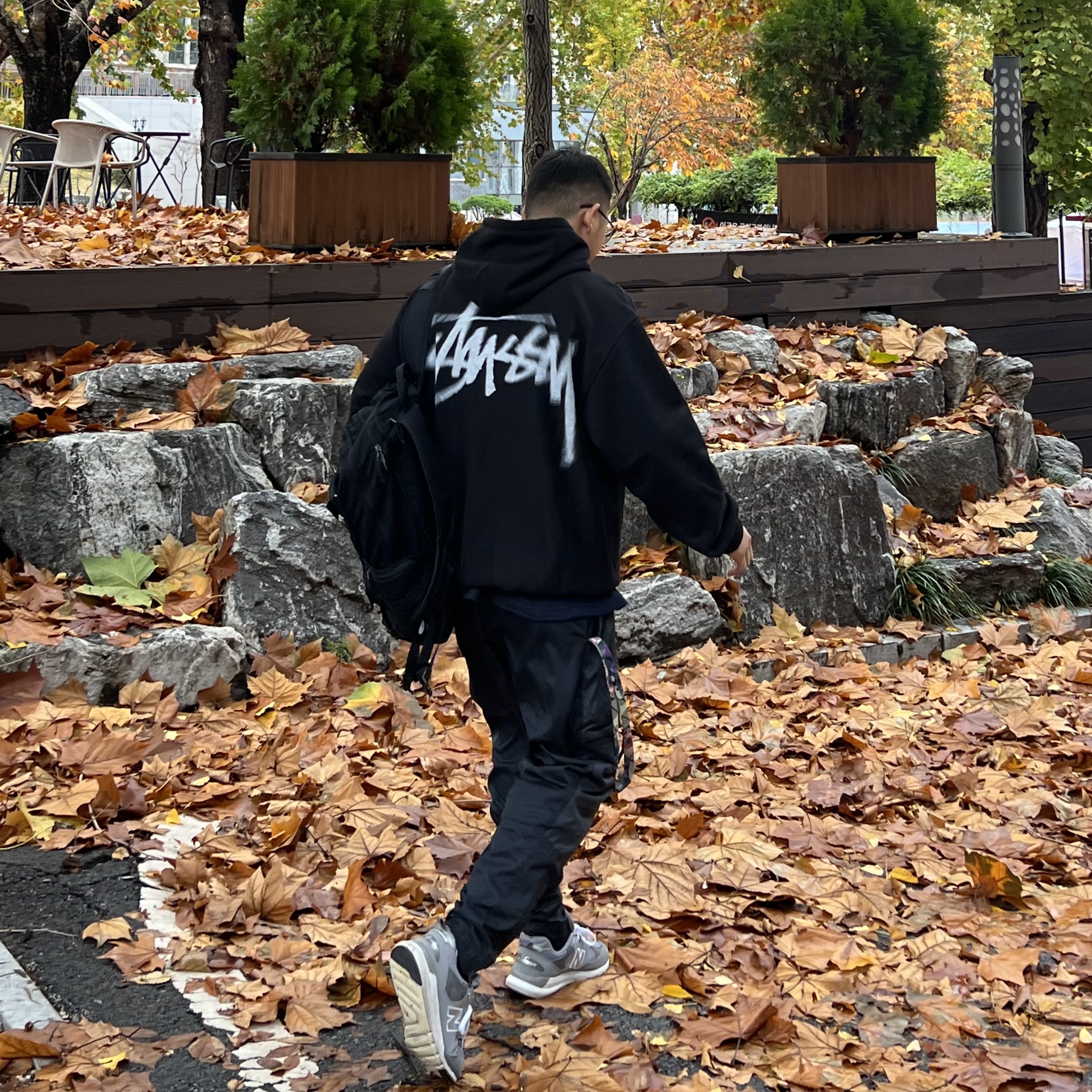Stussy Dizzy Stock Hoodie Black 착용 스타일