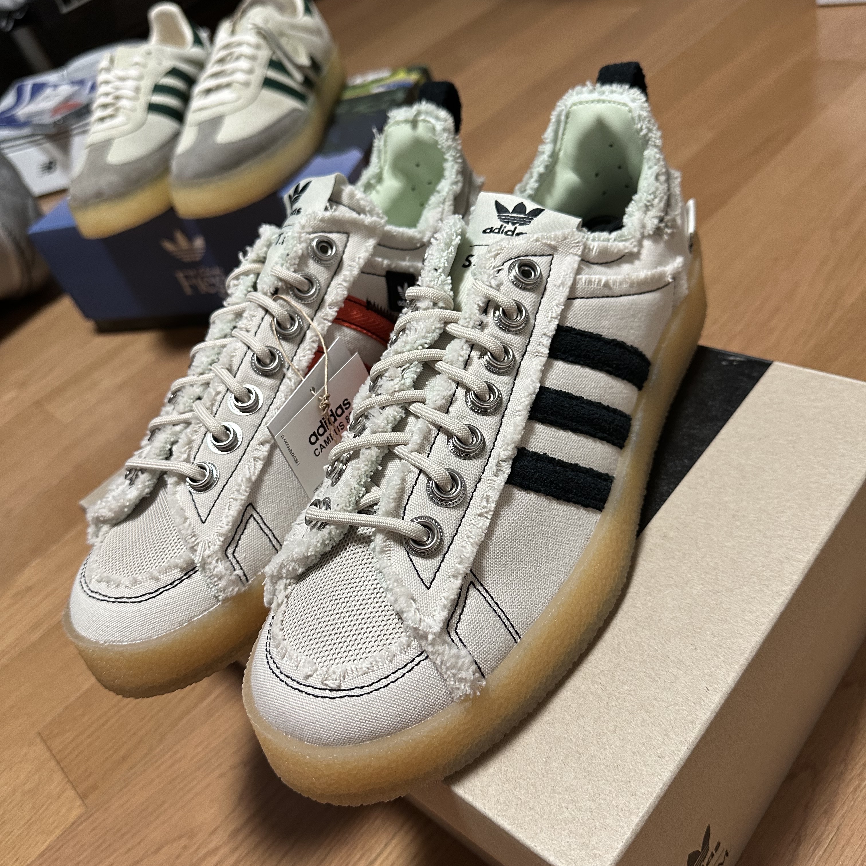 Adidas x Song for the Mute Campus 80s Bliss Core Black, Adidas x Clarks x Ronnie Fieg 8th Street Samba Chalk White Green 착용 스타일 - 5