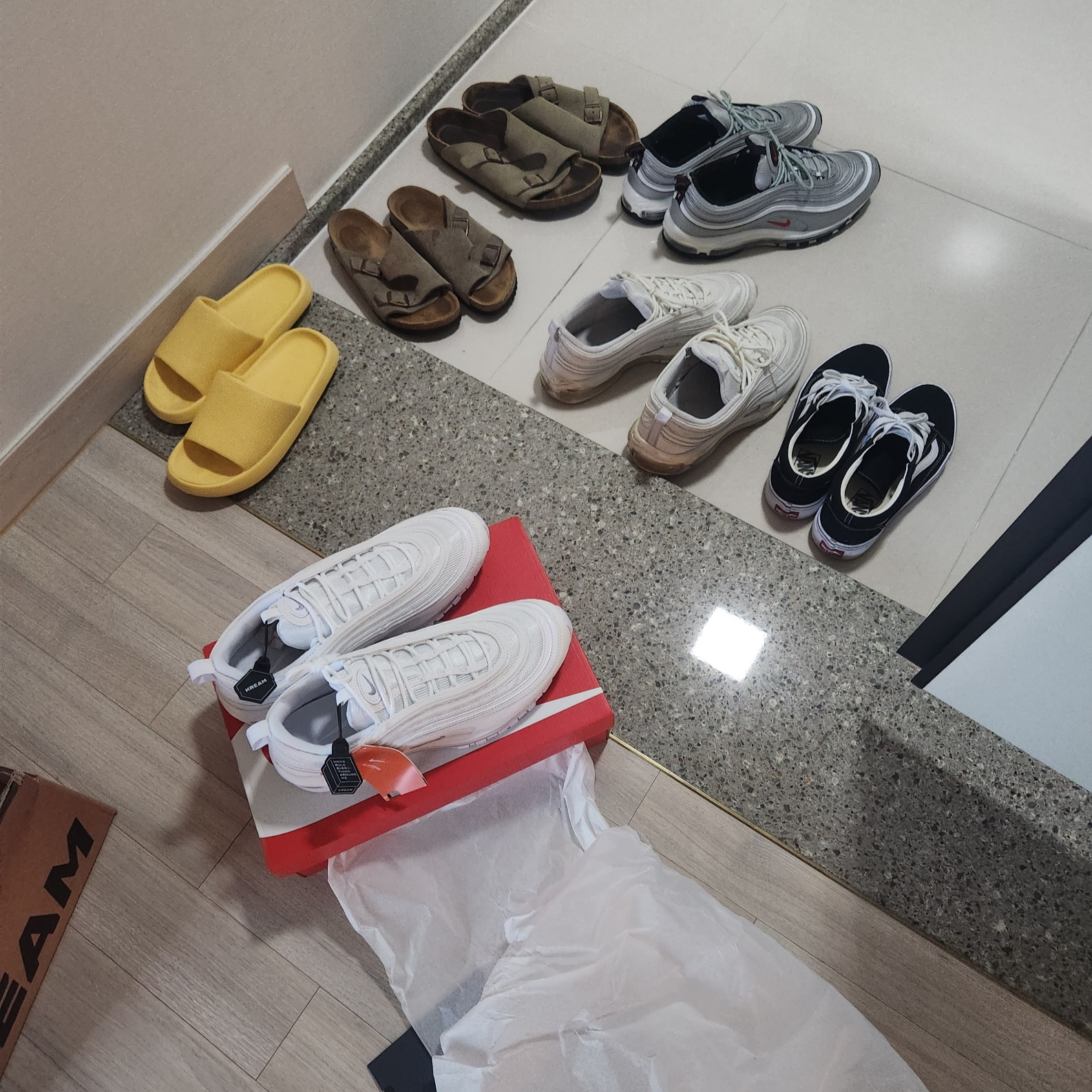 Nike Air Max 97 Triple White Wolf Grey 착용 스타일 - 2