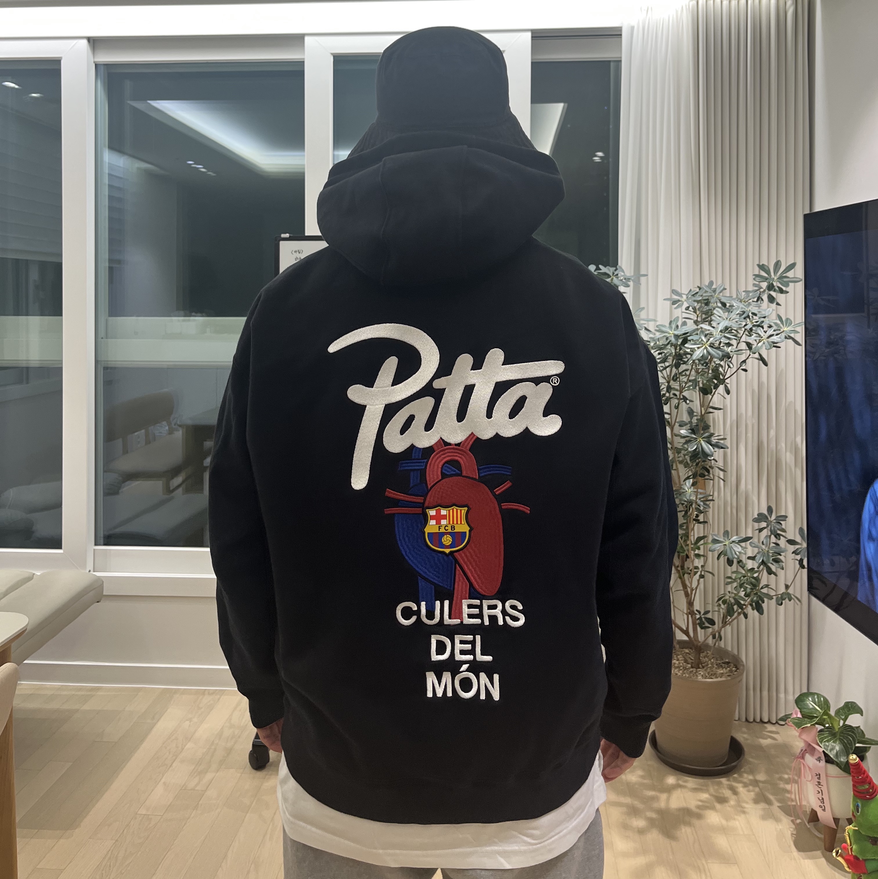 Nike x Patta x FC Barcelona Solo Swoosh Hoodie Culers del Món (FD4147-010) 착용 스타일 - 2