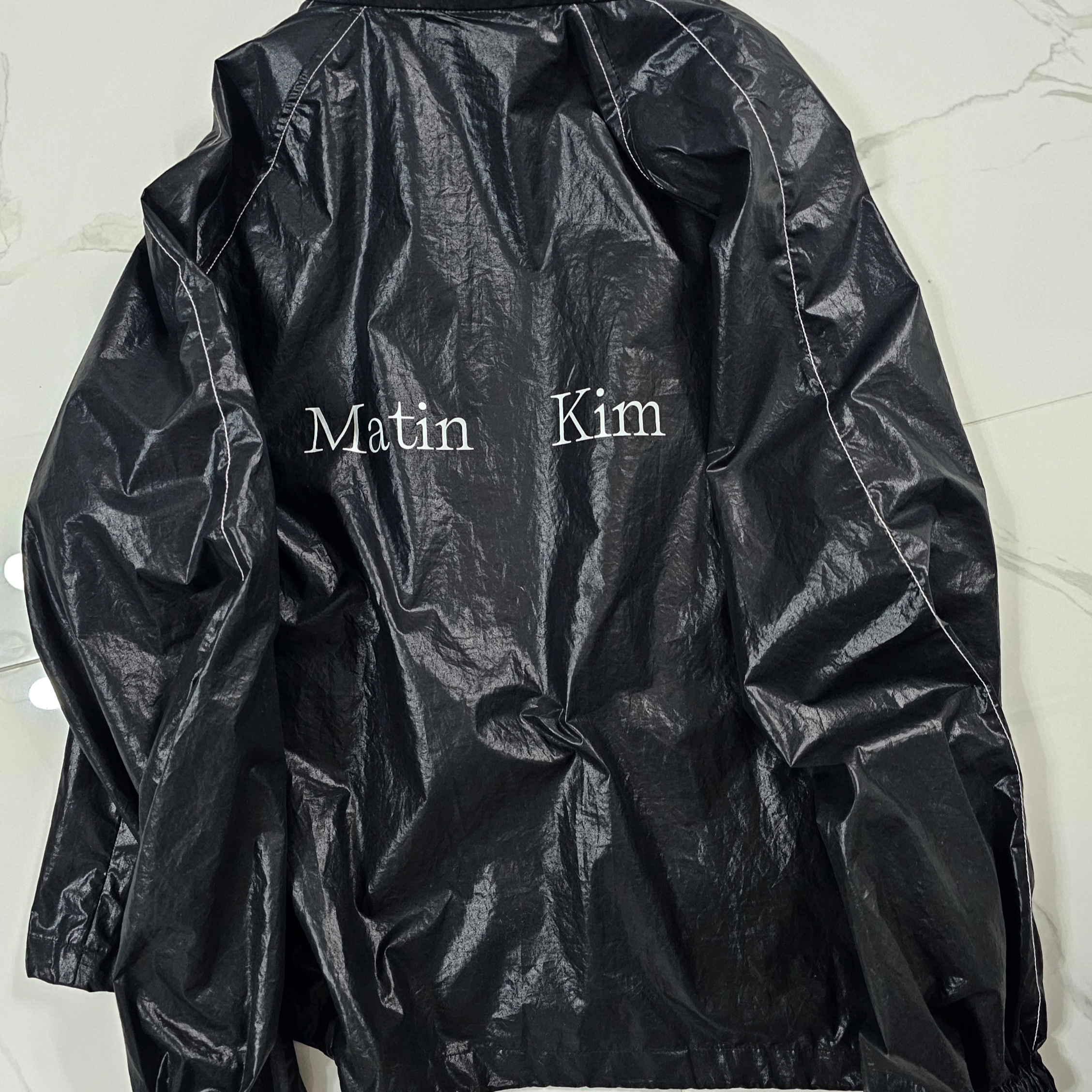 (W) Matin Kim Logo Coating Jumper Black 착용 스타일