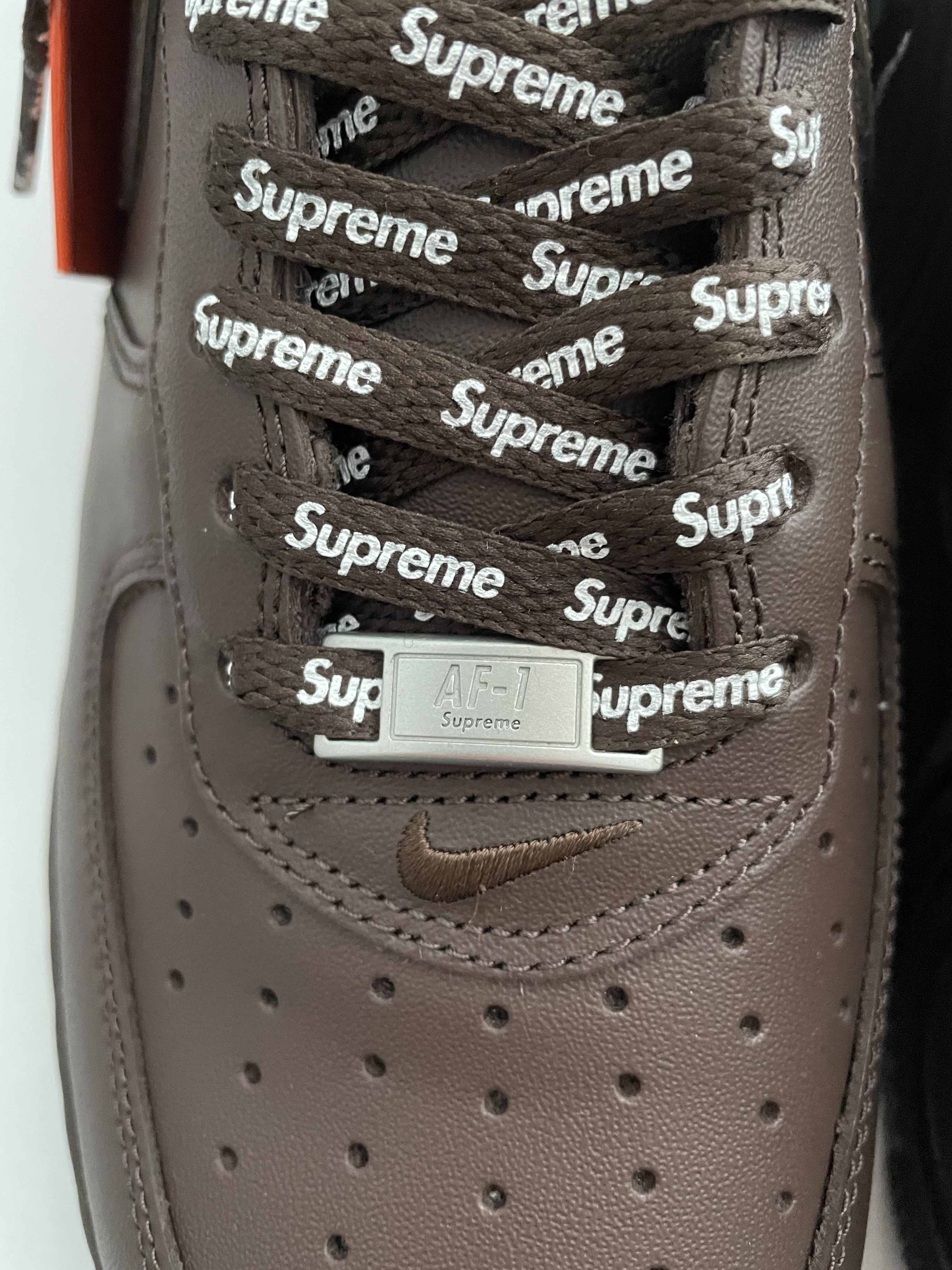 Nike x Supreme Air Force 1 Low Baroque Brown 착용 스타일 - 3