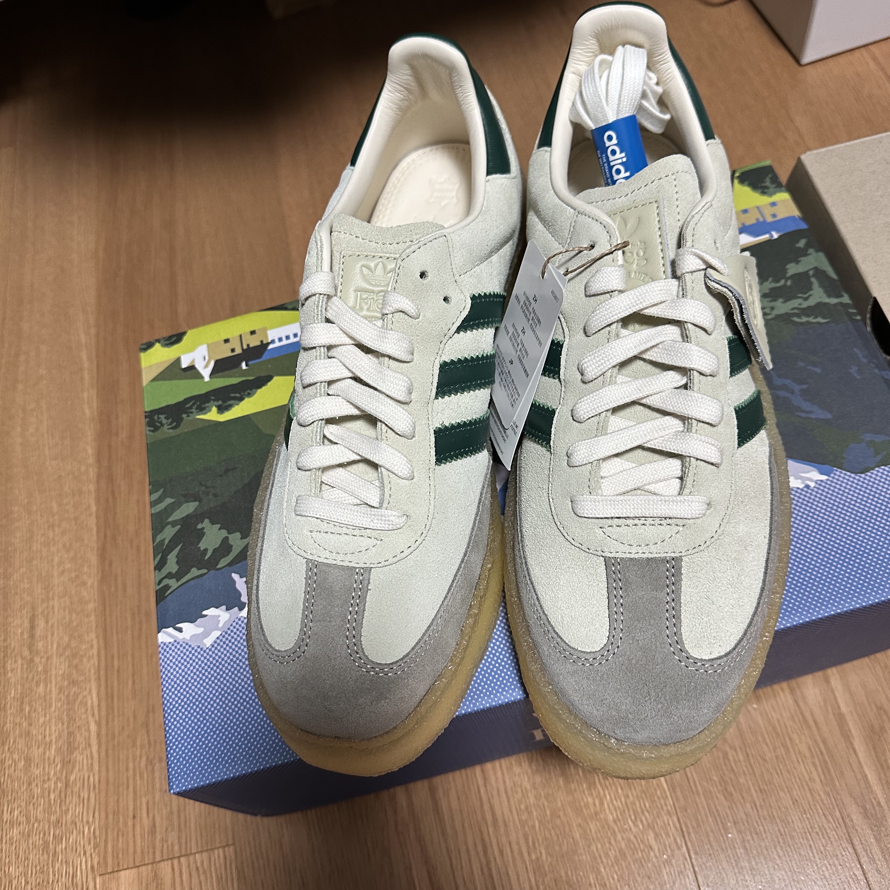 Adidas x Song for the Mute Campus 80s Bliss Core Black, Adidas x Clarks x Ronnie Fieg 8th Street Samba Chalk White Green 착용 스타일 - 4