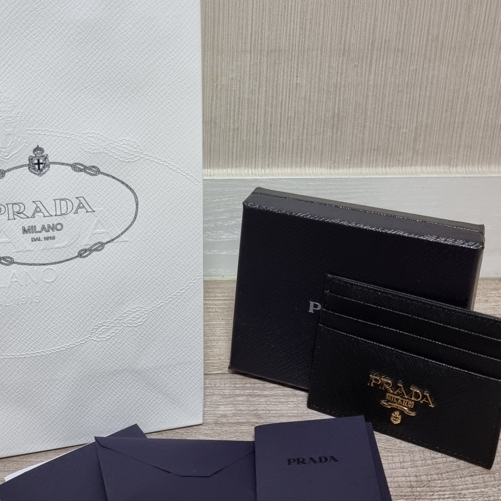 Prada Saffiano Leather Card Holder Black 착용 스타일