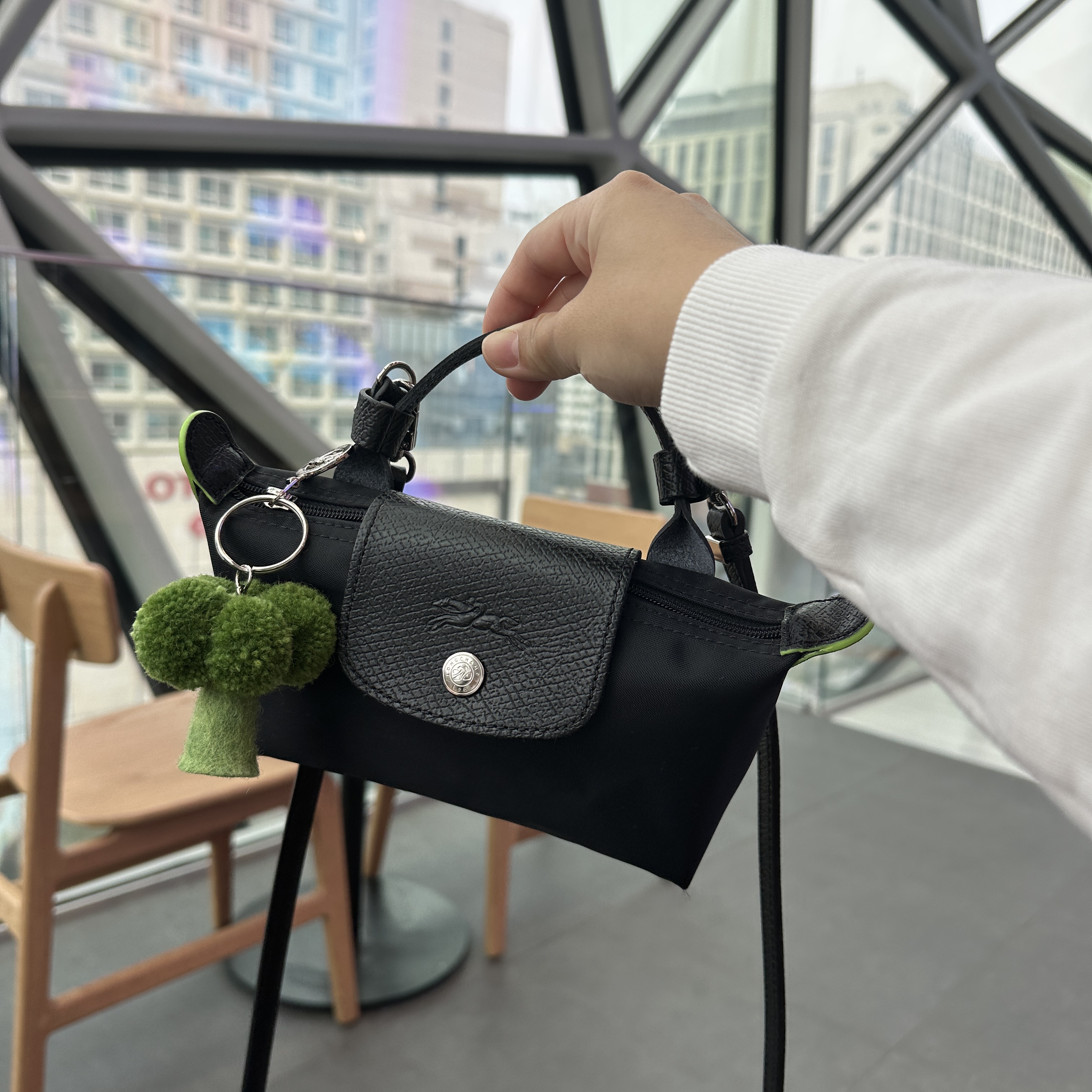 Longchamp Le Pliage Green Handle Pouch Black 착용 스타일