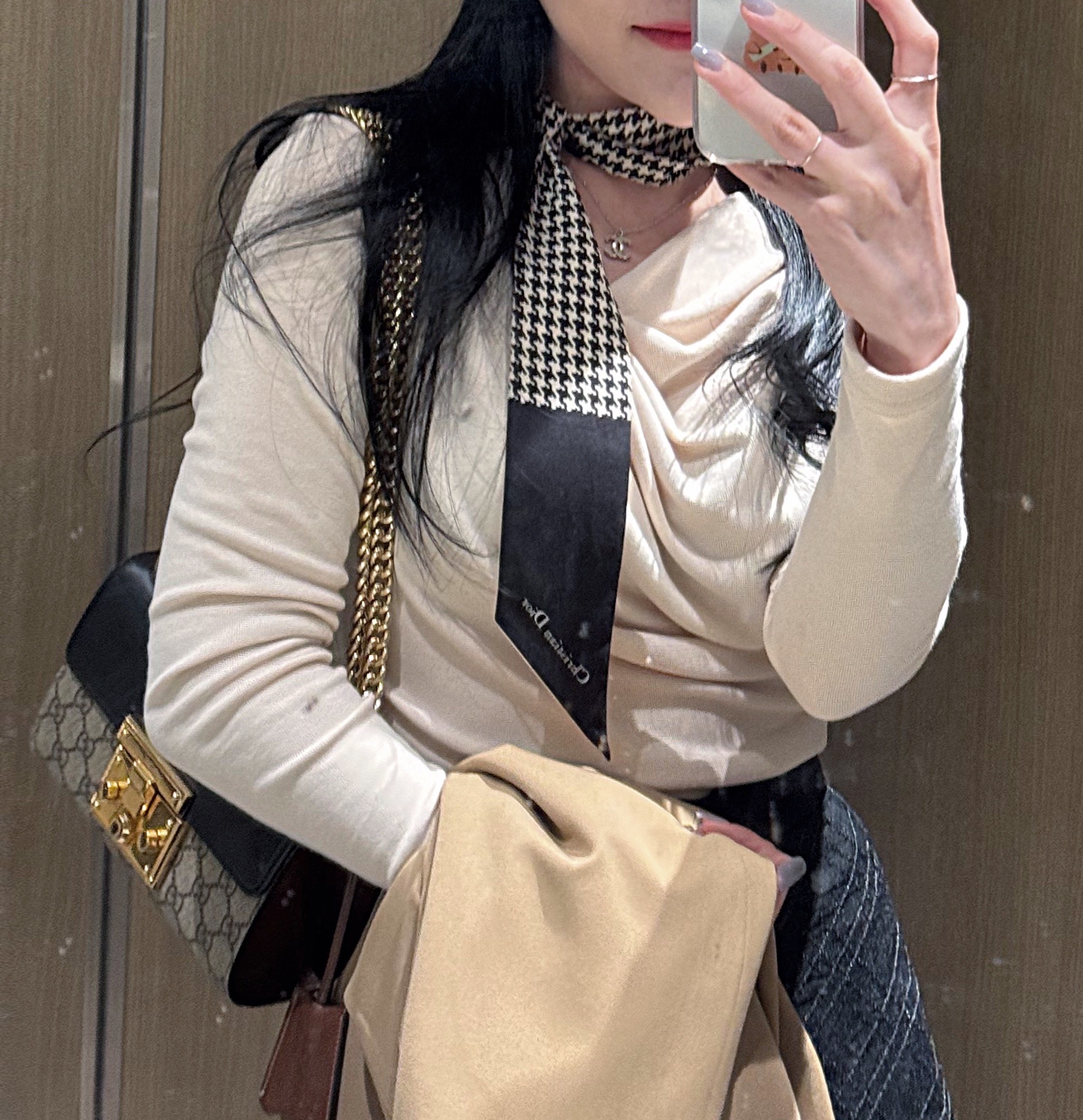 (W) Dior 30 Montaigne Mitzah Scarf Silk Twill Black White, Gucci Padlock Small GG Shoulder Bag Beige Ebony Black 착용 스타일 - 2