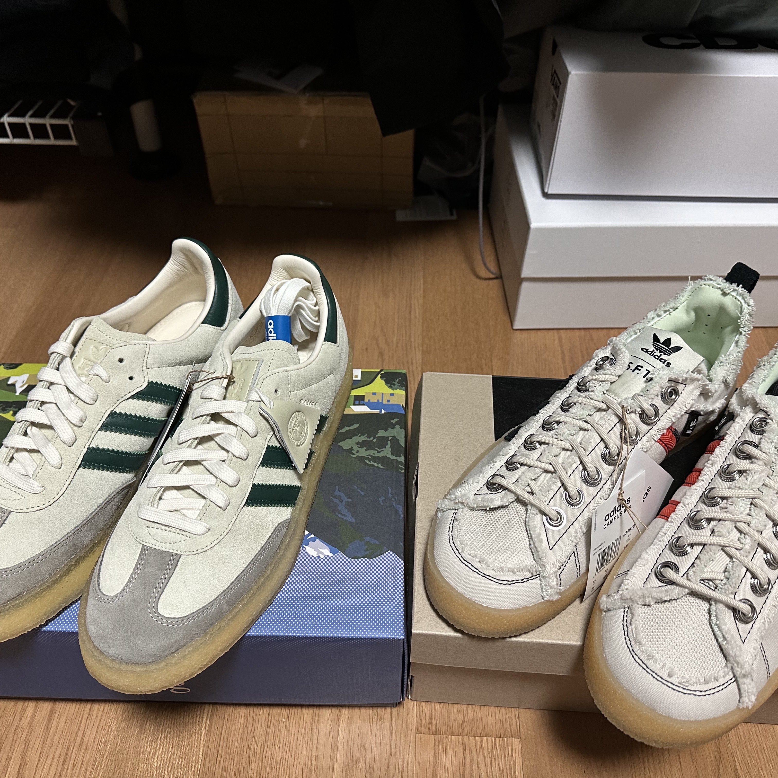 Adidas x Song for the Mute Campus 80s Bliss Core Black, Adidas x Clarks x Ronnie Fieg 8th Street Samba Chalk White Green 착용 스타일 - 2