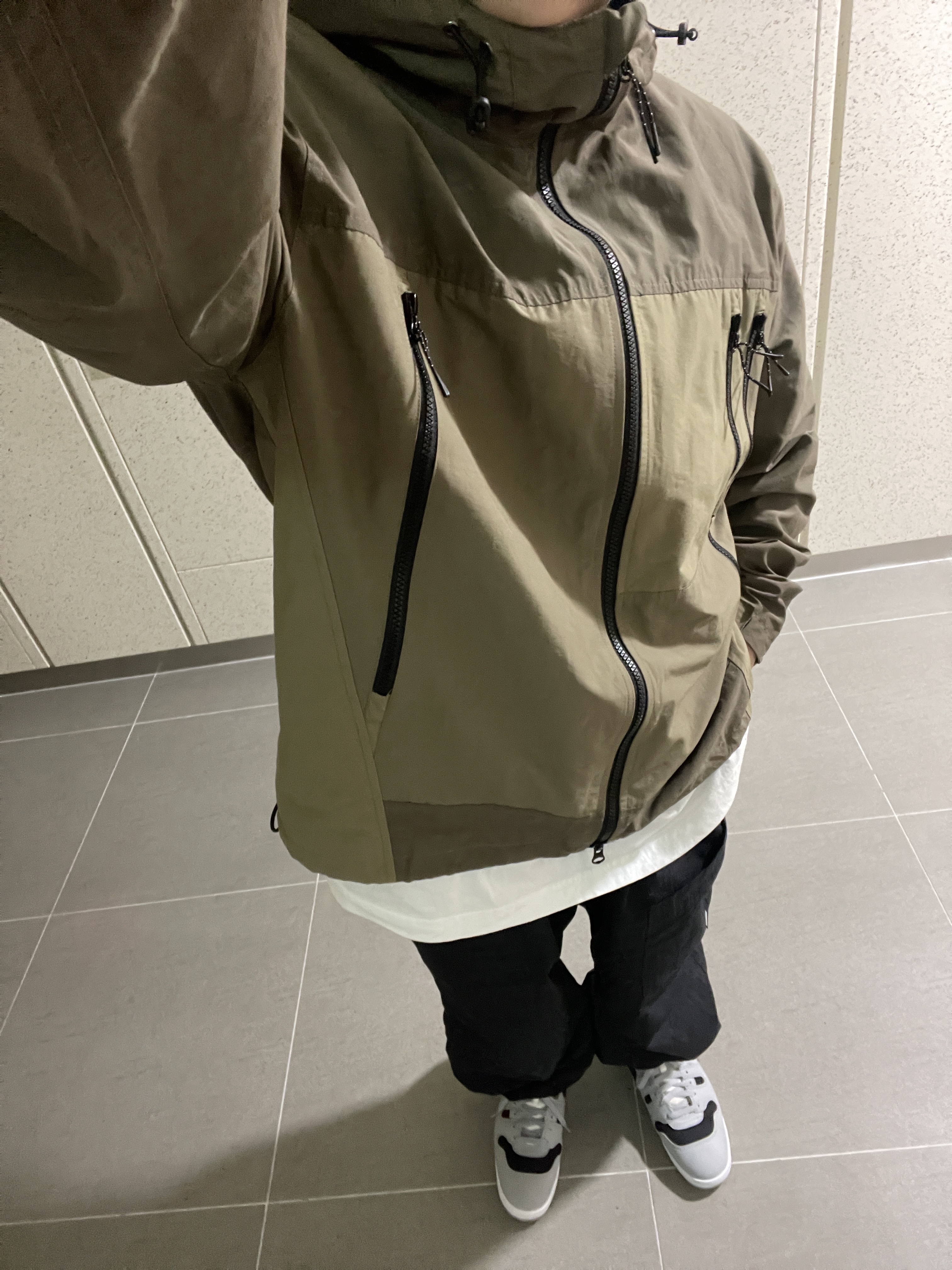 Nike Mac Attack QS SP Light Smoke Grey, Uniqlo UT x Kaws Short Sleeve Graphic T-Shirt White 착용 스타일 - 1