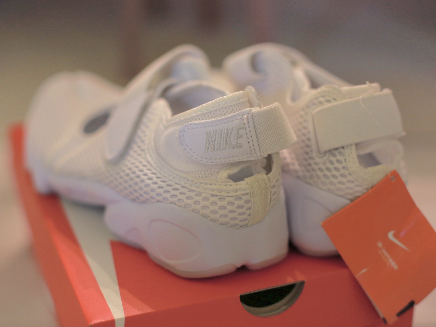 (W) Nike Air Rift Breathe White Pure Platinum 착용 스타일 - 3