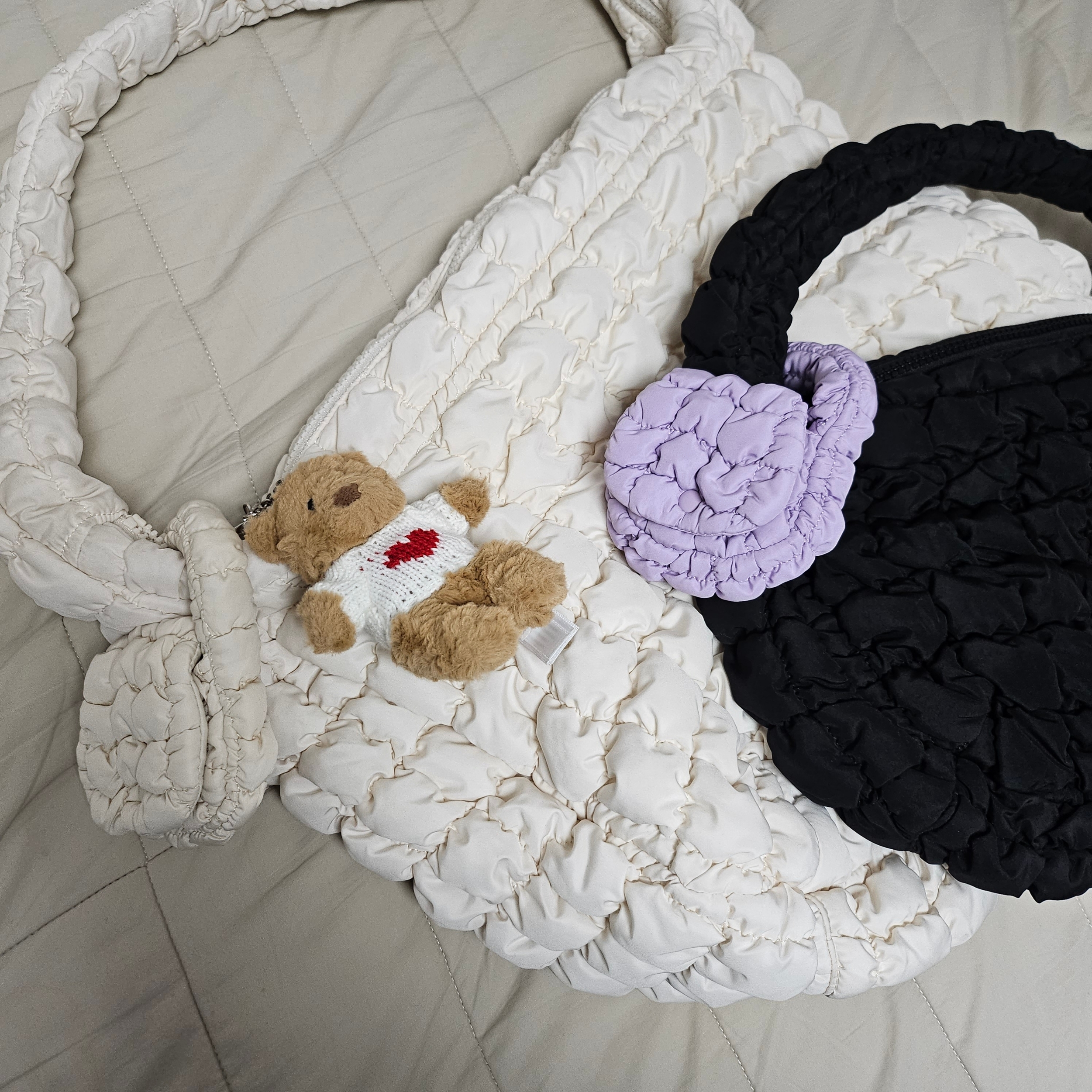 COS Quilted Nano Bag Purple, COS Quilted Oversized Shoulder Bag Off White Light Beige 착용 스타일