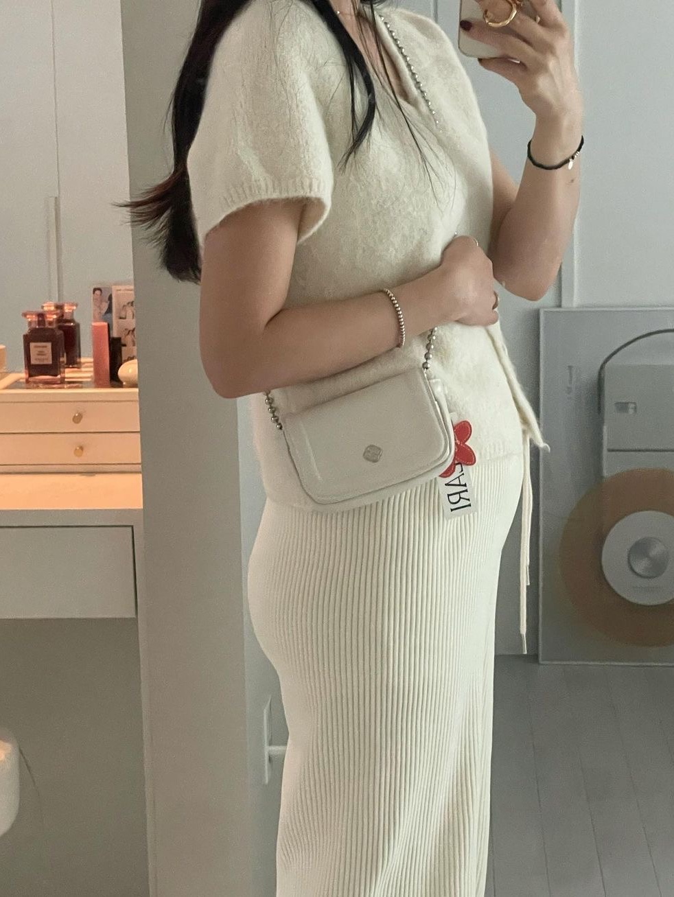 Heeari Women Poppy Chain Mini Bag Ivory 착용 스타일