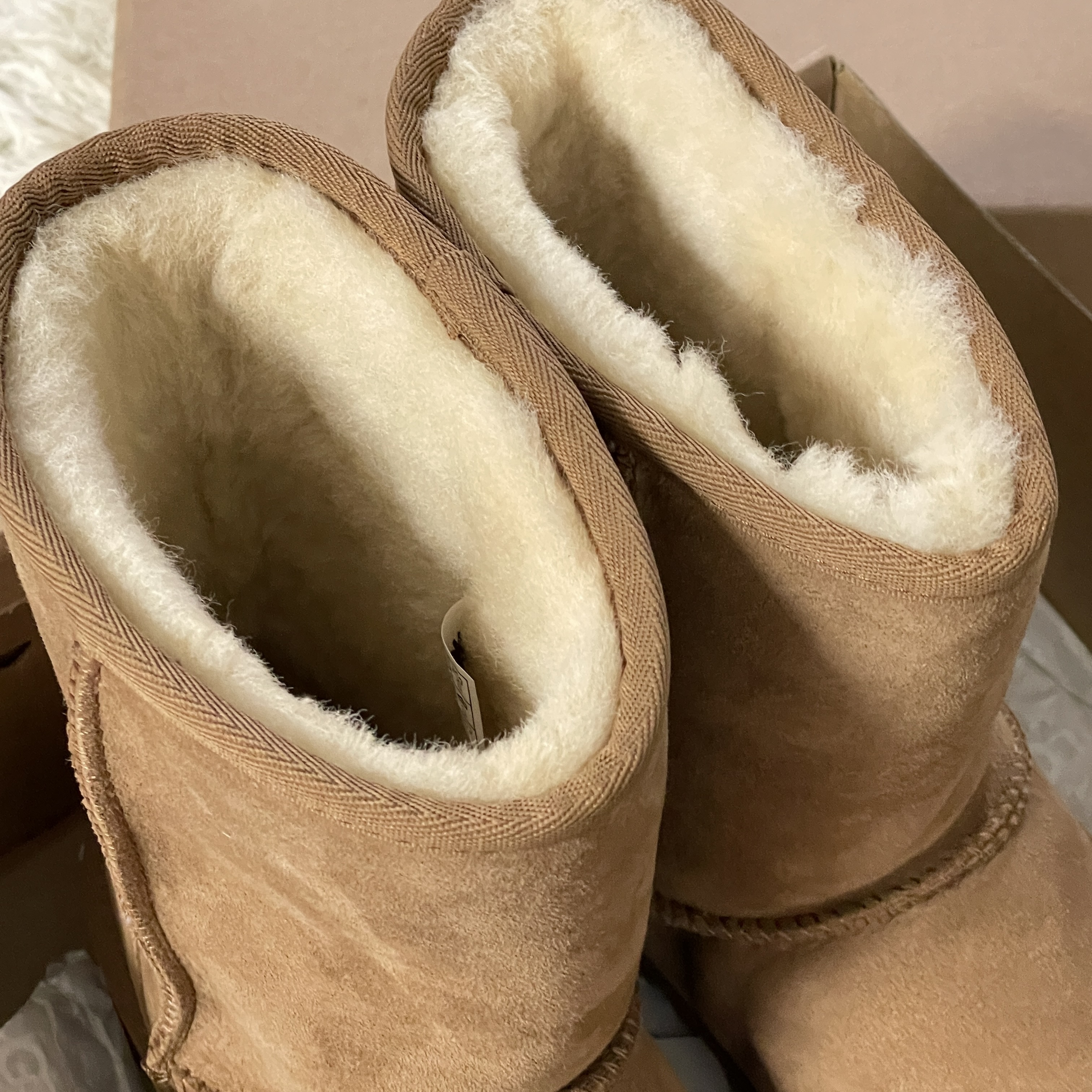 (W) UGG Classic Short II Boots Chestnut 착용 스타일 - 2