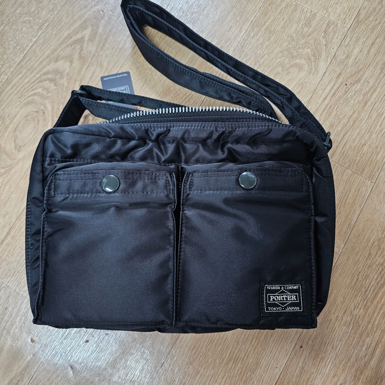 Porter Tanker Shoulder Bag S Black 착용 스타일
