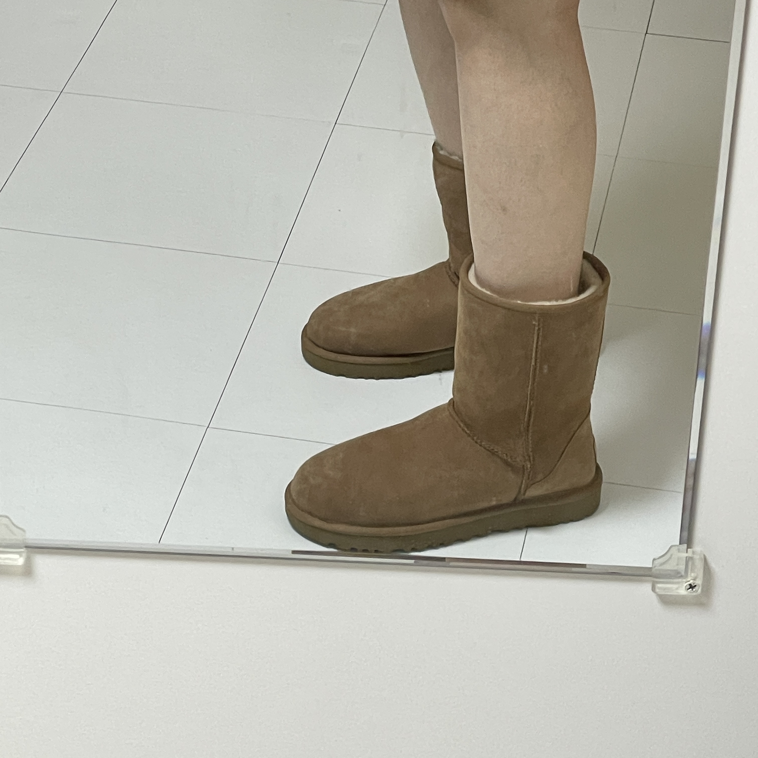 (W) UGG Classic Short II Boots Chestnut 착용 스타일 - 5