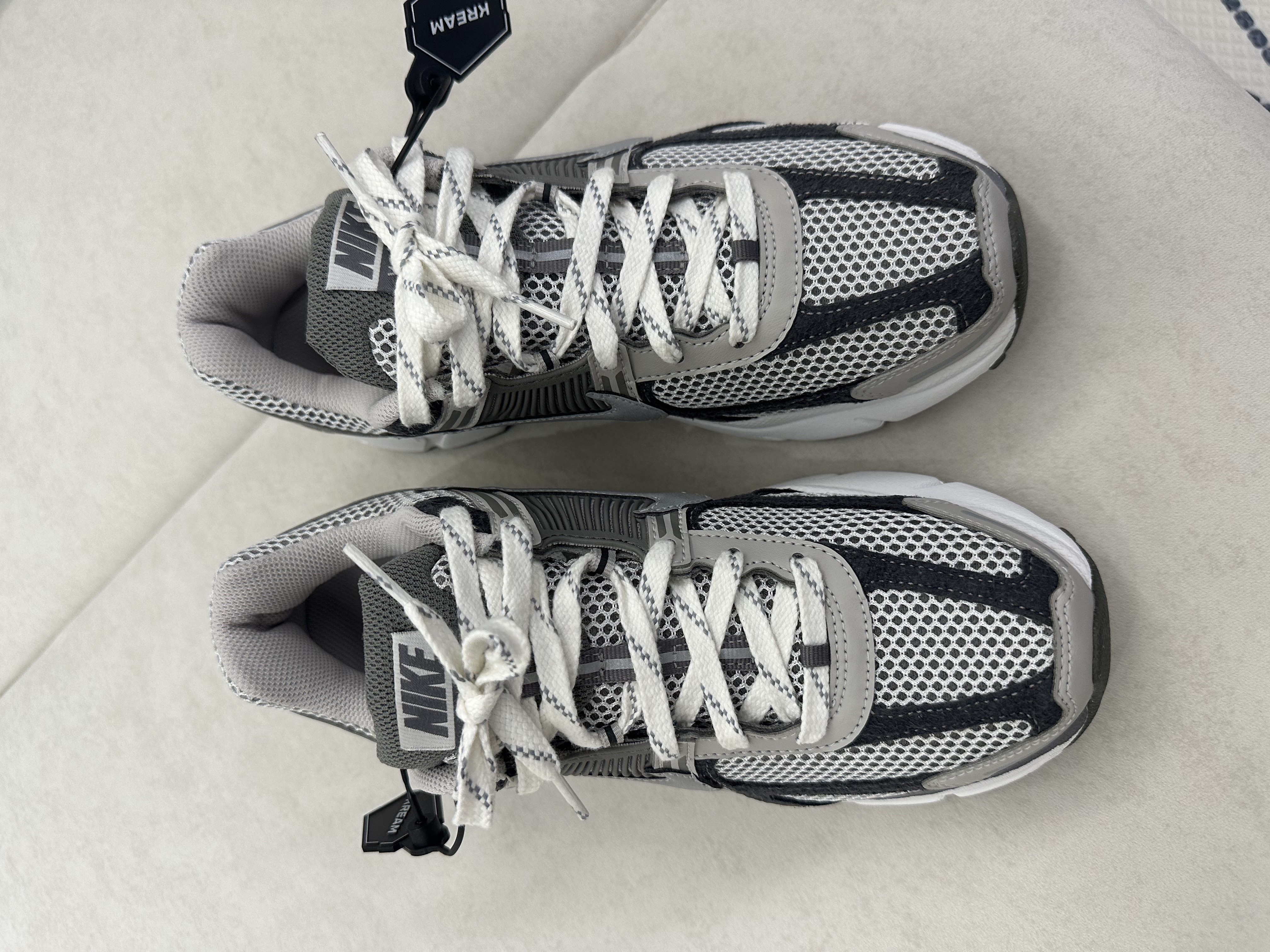 Nike Zoom Vomero 5 PRM Light Iron Ore and Flat Fewter 착용 스타일 - 2