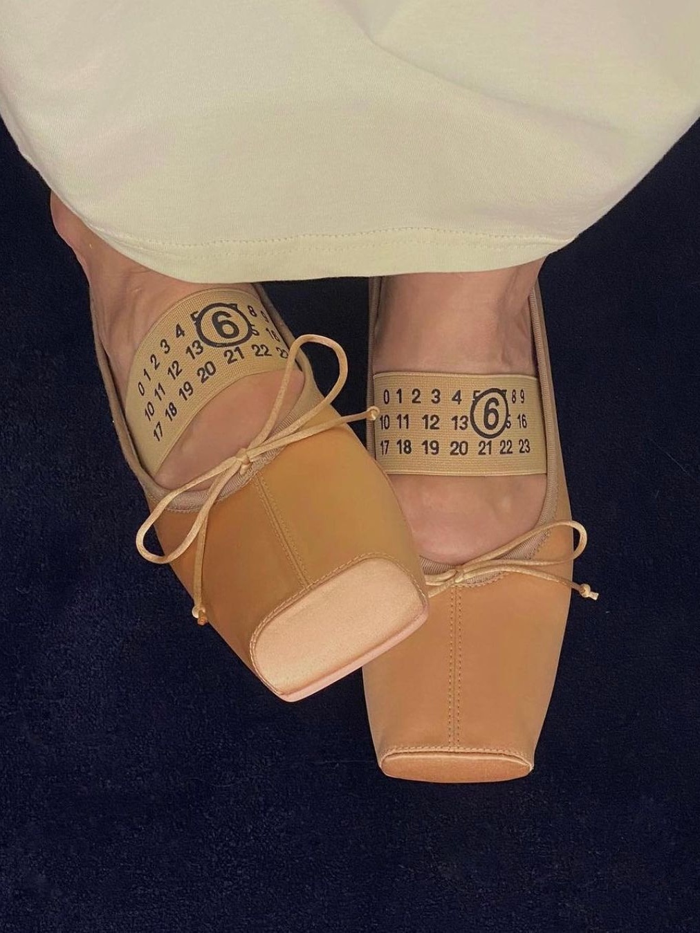 (W) MM6 Maison Margiela Numeric Logo Strap Ballerina Flat Shoes Beige, (W) MM6 Maison Margiela Numeric Logo Strap Ballerina Flat Shoes Black 착용 스타일 - 3