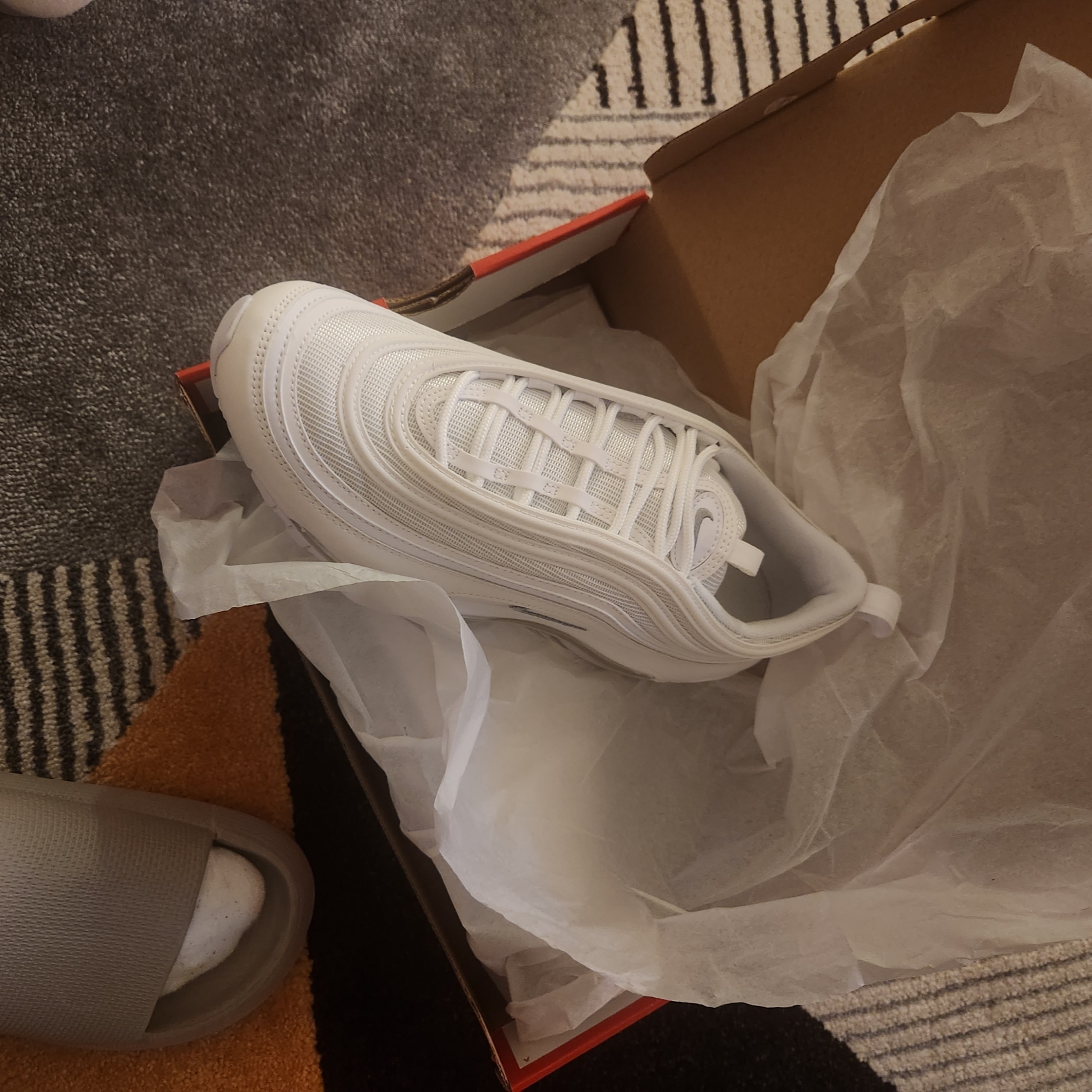 Nike Air Max 97 Triple White Wolf Grey 착용 스타일 - 1