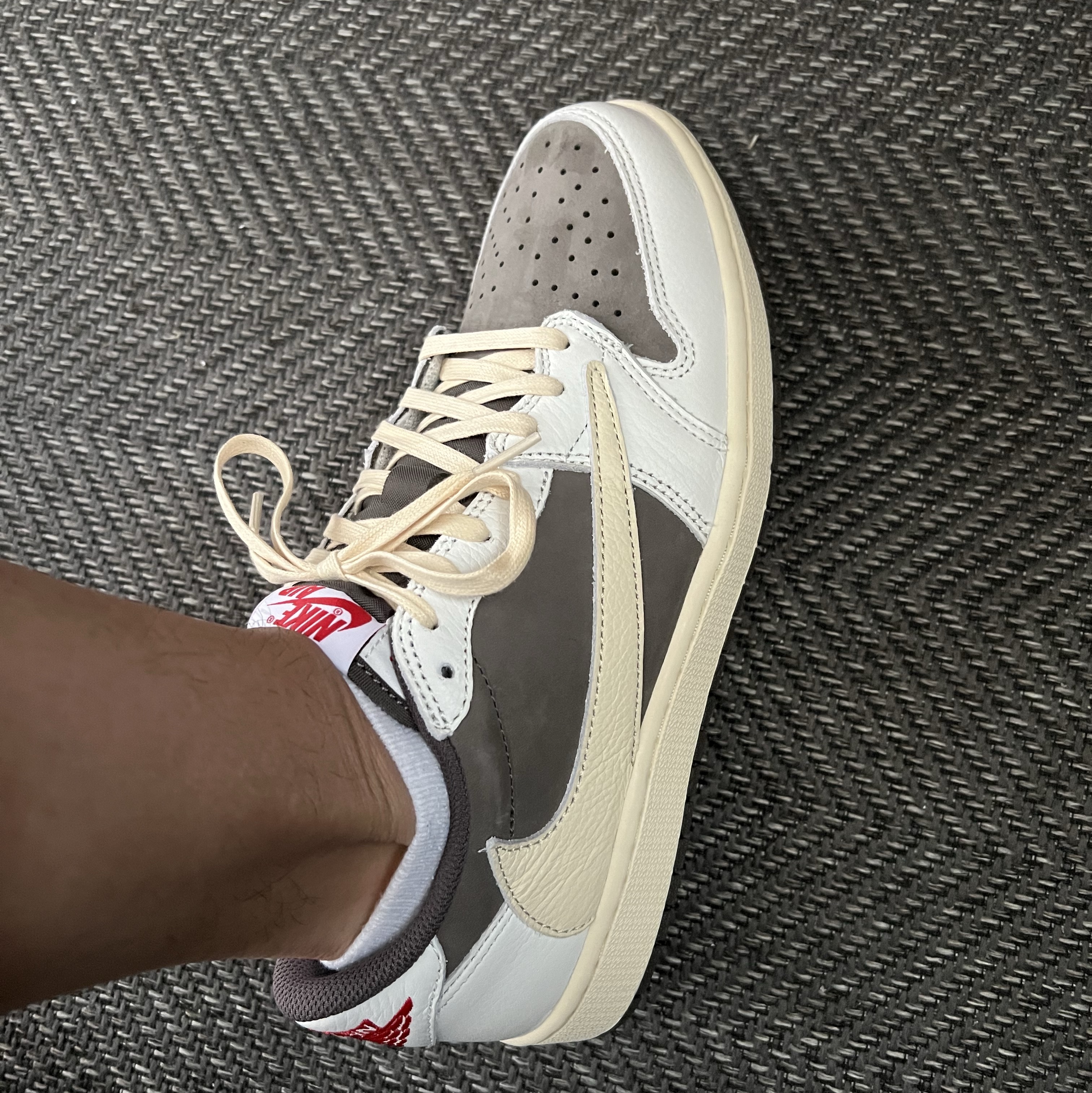 Jordan 1 x Travis Scott Retro Low OG SP Sail and Ridgerock 착용 스타일 - 5