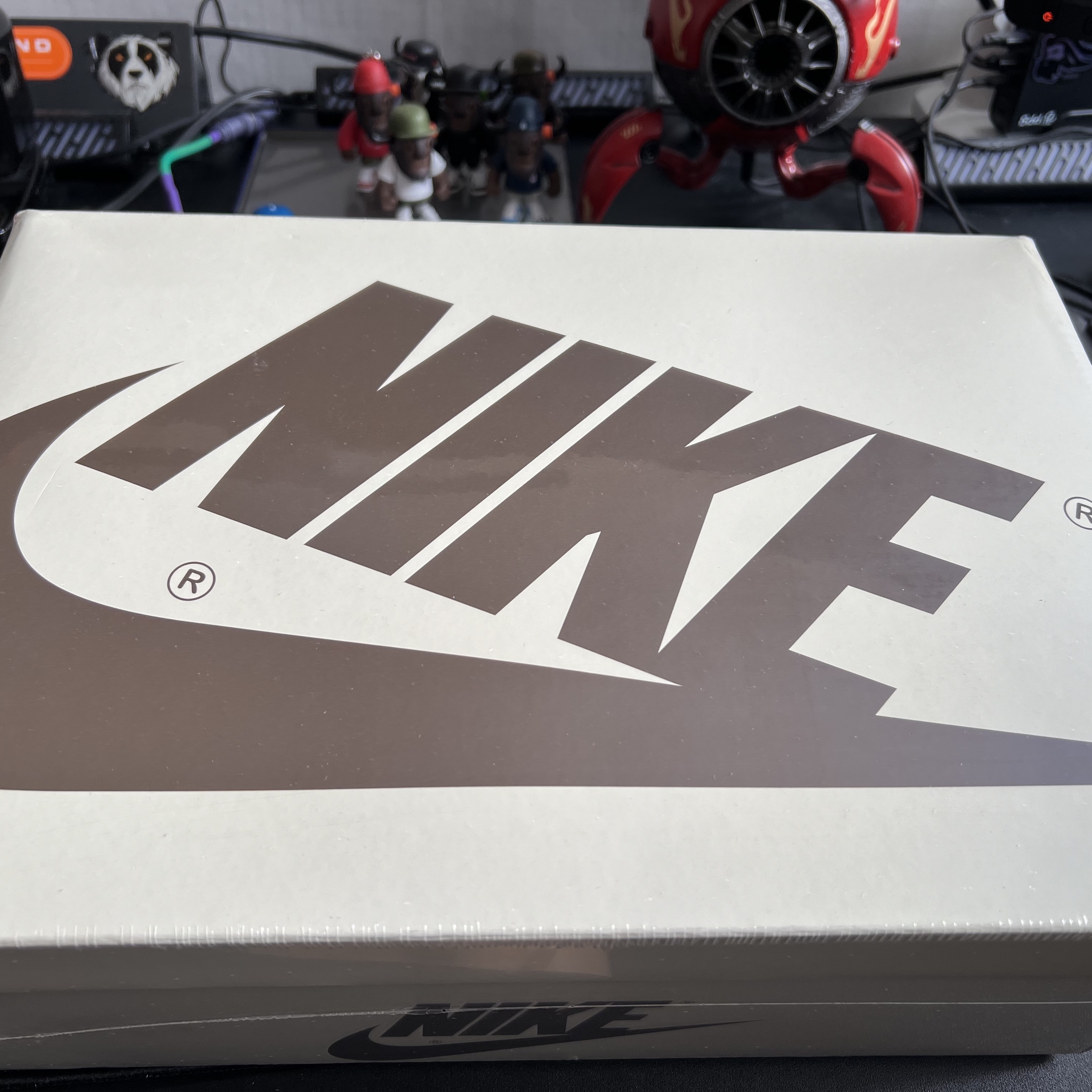 Jordan 1 x Travis Scott Retro Low OG SP Sail and Ridgerock 착용 스타일 - 1