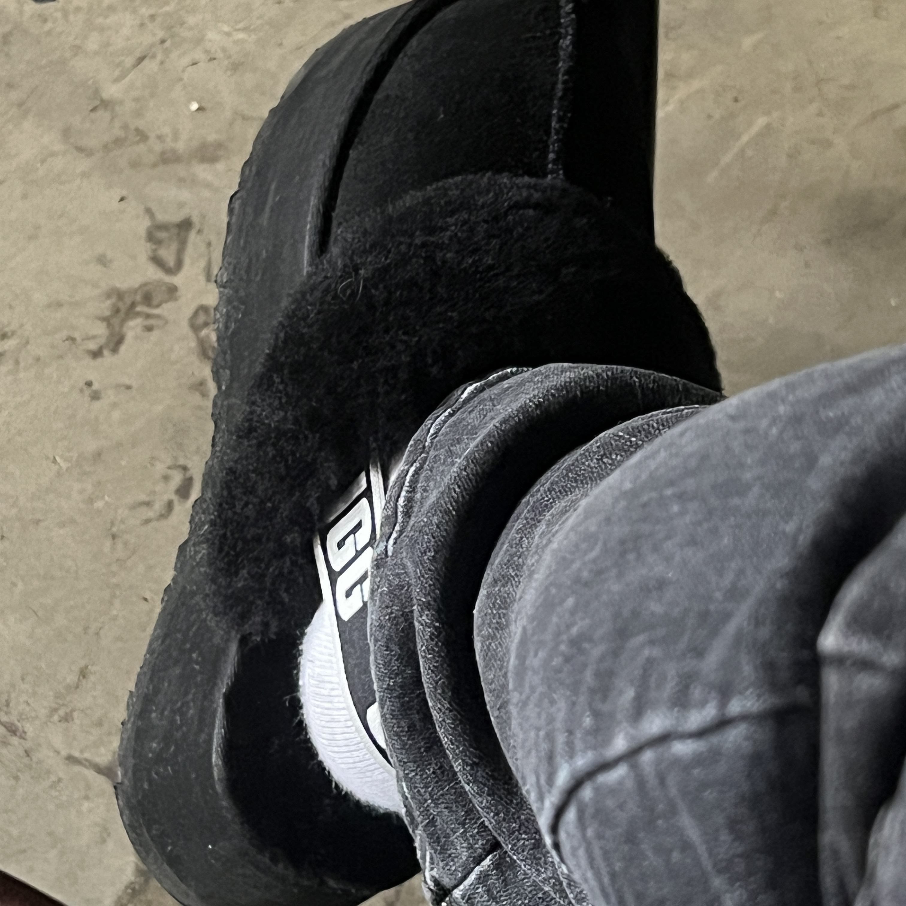(W) UGG Funkette Slides Black 착용 스타일 - 3