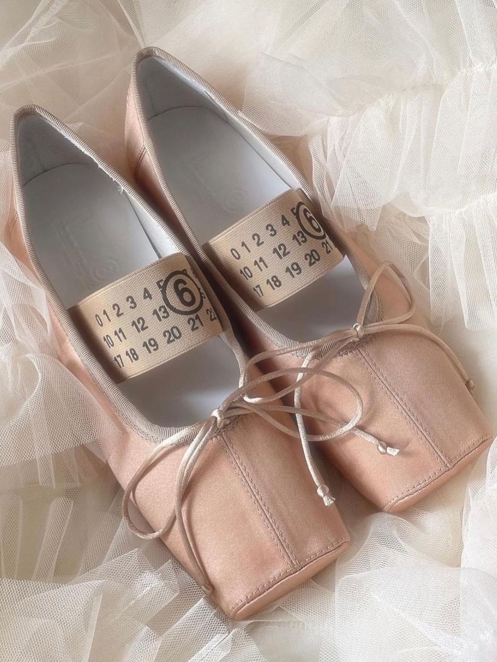 (W) MM6 Maison Margiela Numeric Logo Strap Ballerina Flat Shoes Beige, (W) MM6 Maison Margiela Numeric Logo Strap Ballerina Flat Shoes Black 착용 스타일 - 2