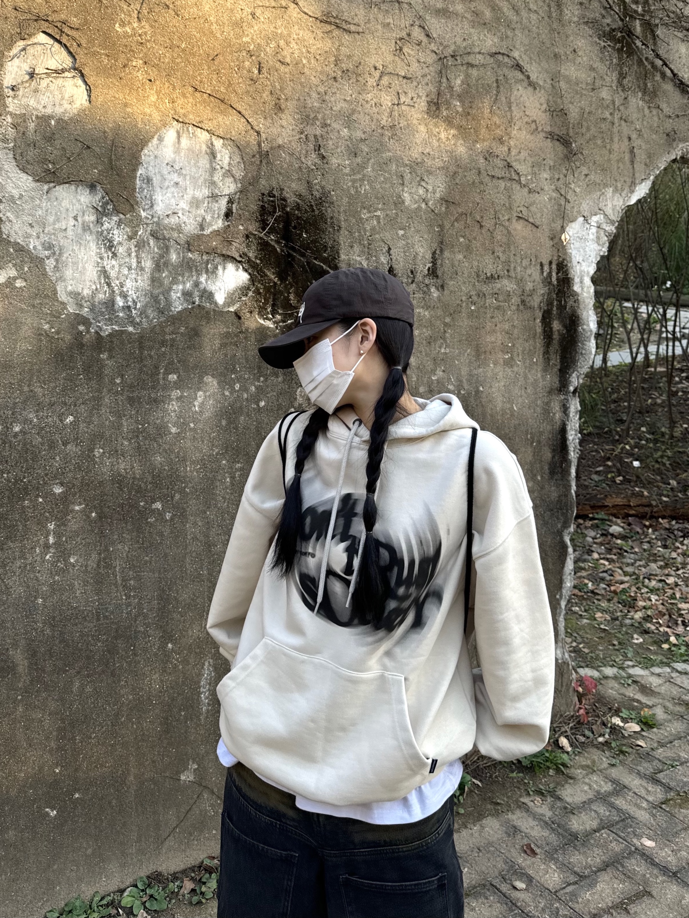 Stussy Bio Washed Big Logo Low Pro Cap Charcoal, New Balance 2002R Special Vintage Black Grey 착용 스타일 - 2