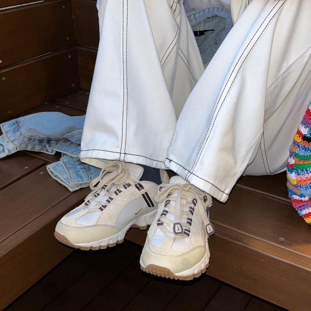 Nike x Jacquemus Air Humara LX Light Bone and Gold 착용 스타일 - 3