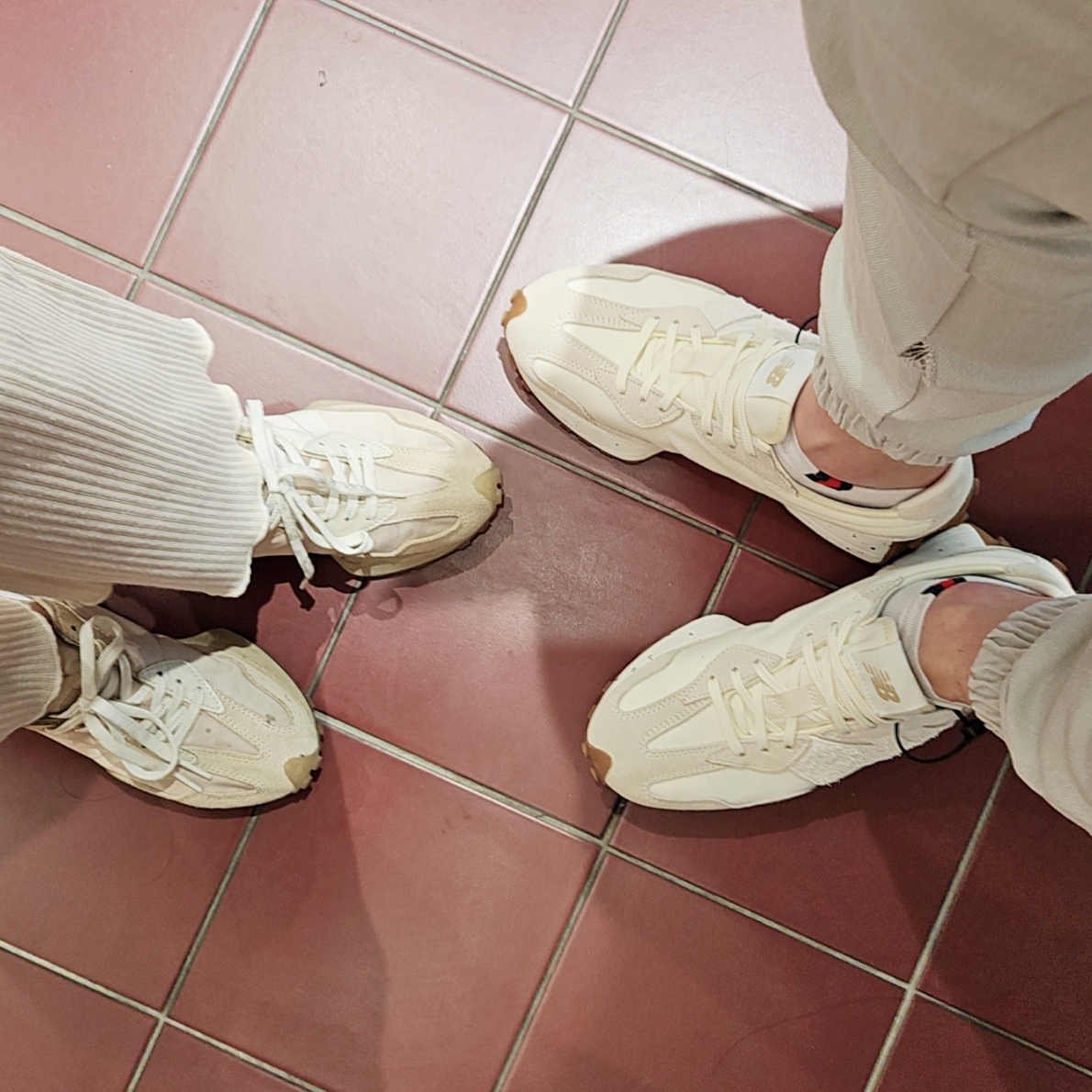 (W) New Balance 327 Turtledove 착용 스타일