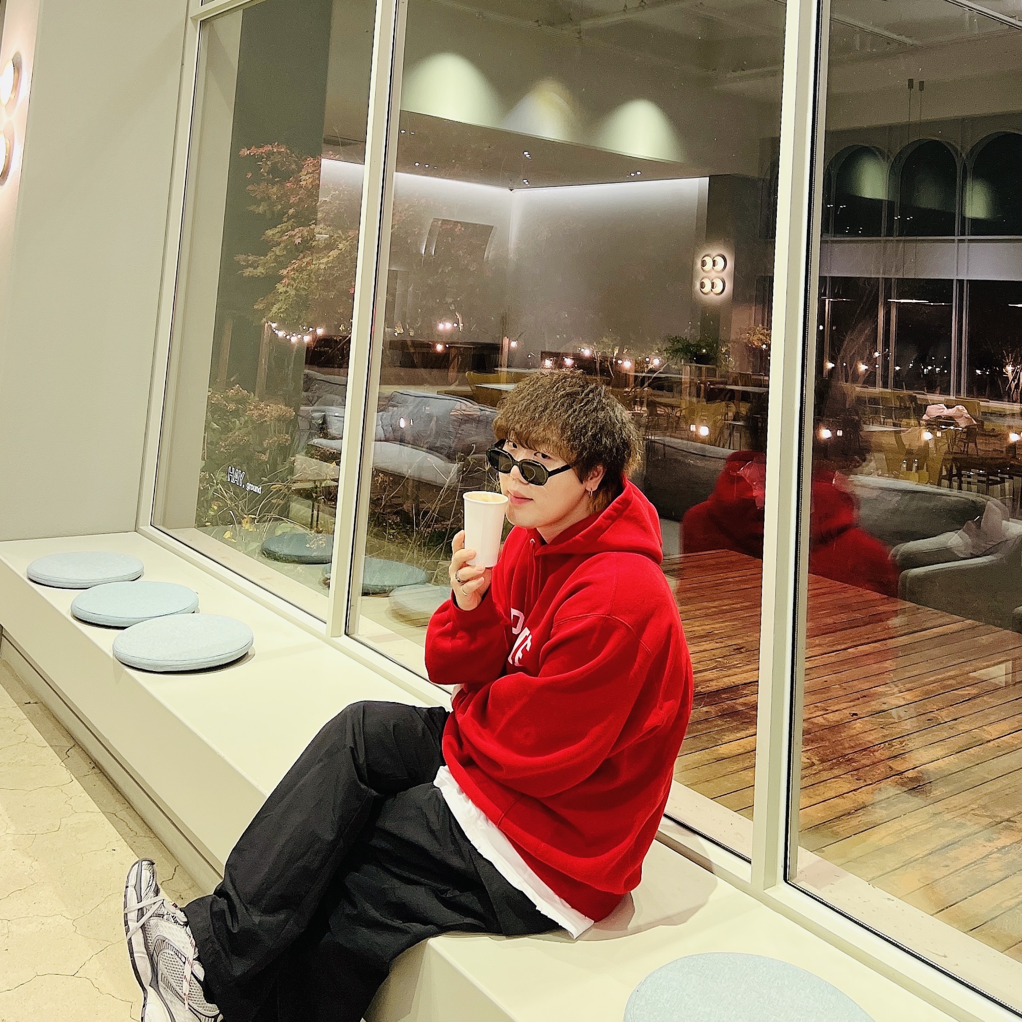 Supreme Varsity Hooded Sweatshirt Red - 23FW, Balenciaga 3XL Sneakers Grey White Red 착용 스타일 - 1