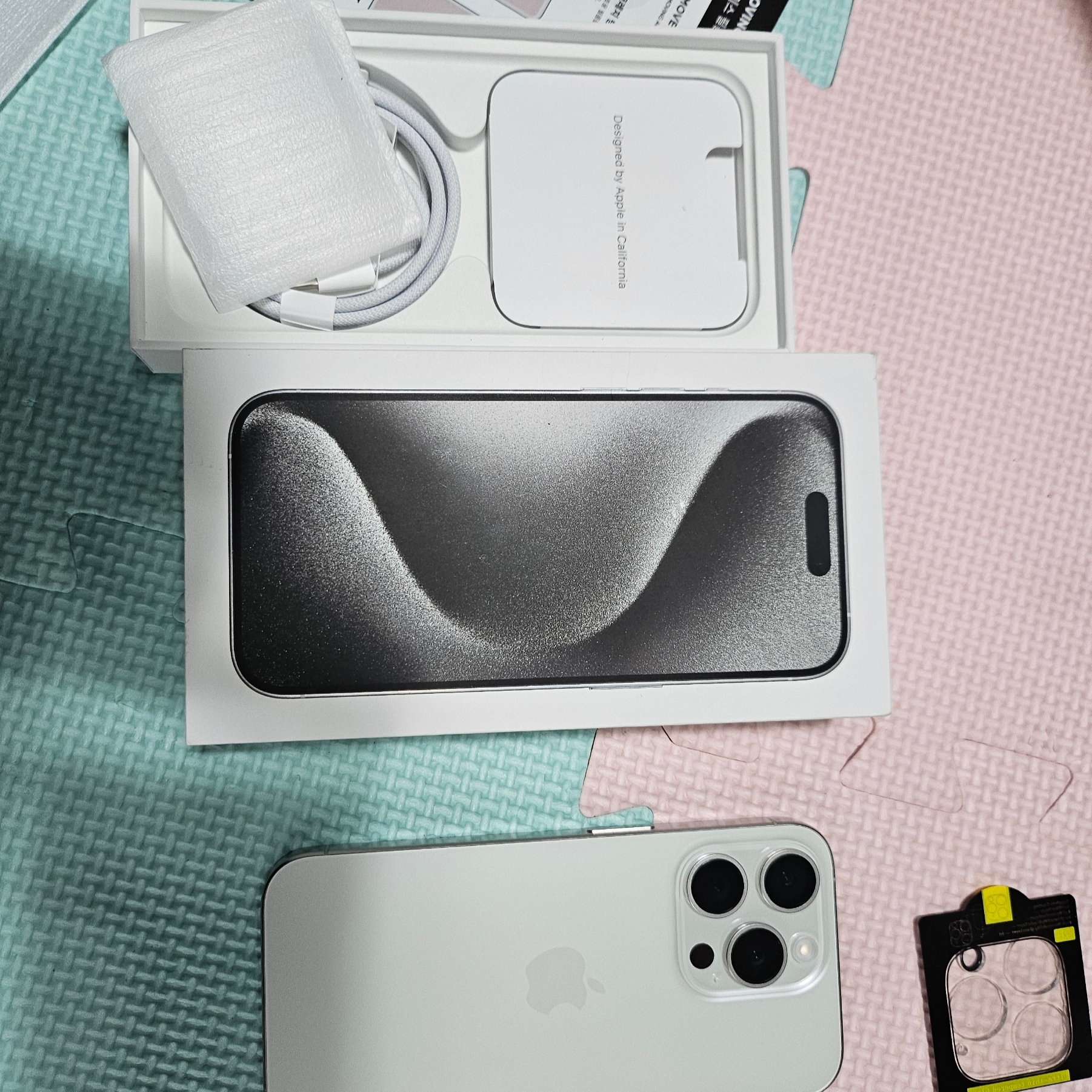 Apple iPhone 15 Pro 512GB White Titanium (Korean Ver.) 착용 스타일 - 1