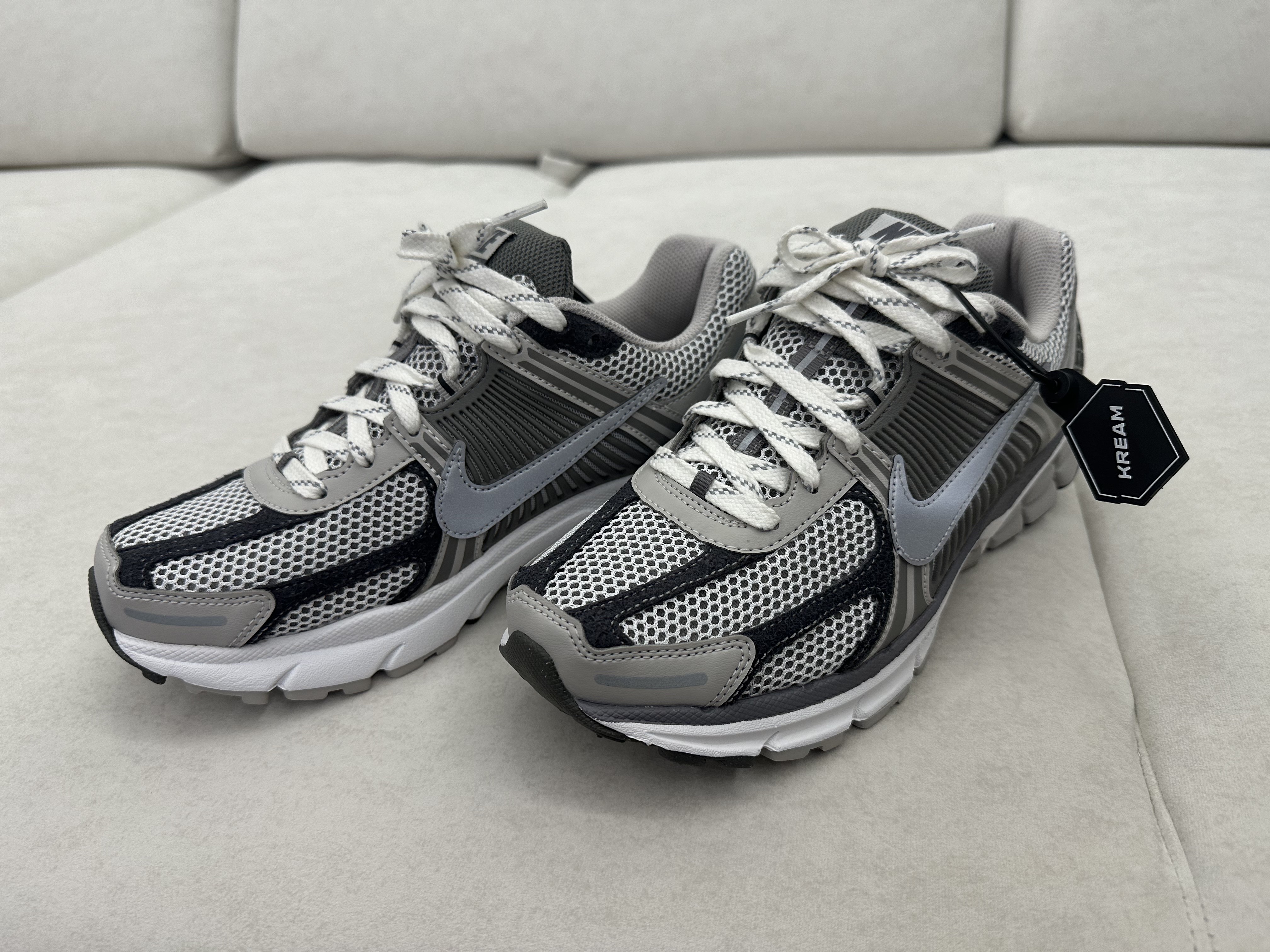 Nike Zoom Vomero 5 PRM Light Iron Ore and Flat Fewter 착용 스타일 - 1