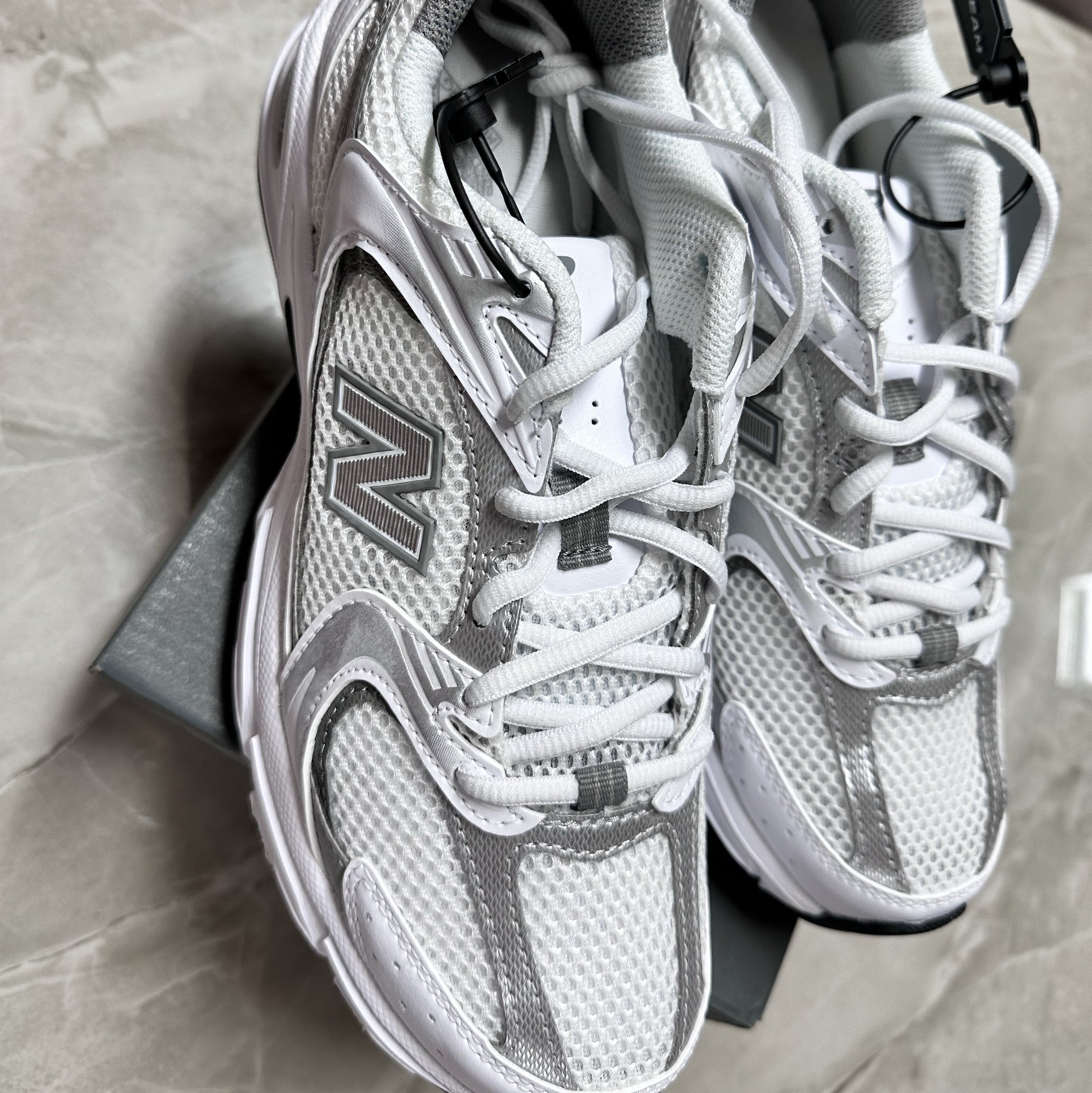 New Balance 530 White Silver 착용 스타일